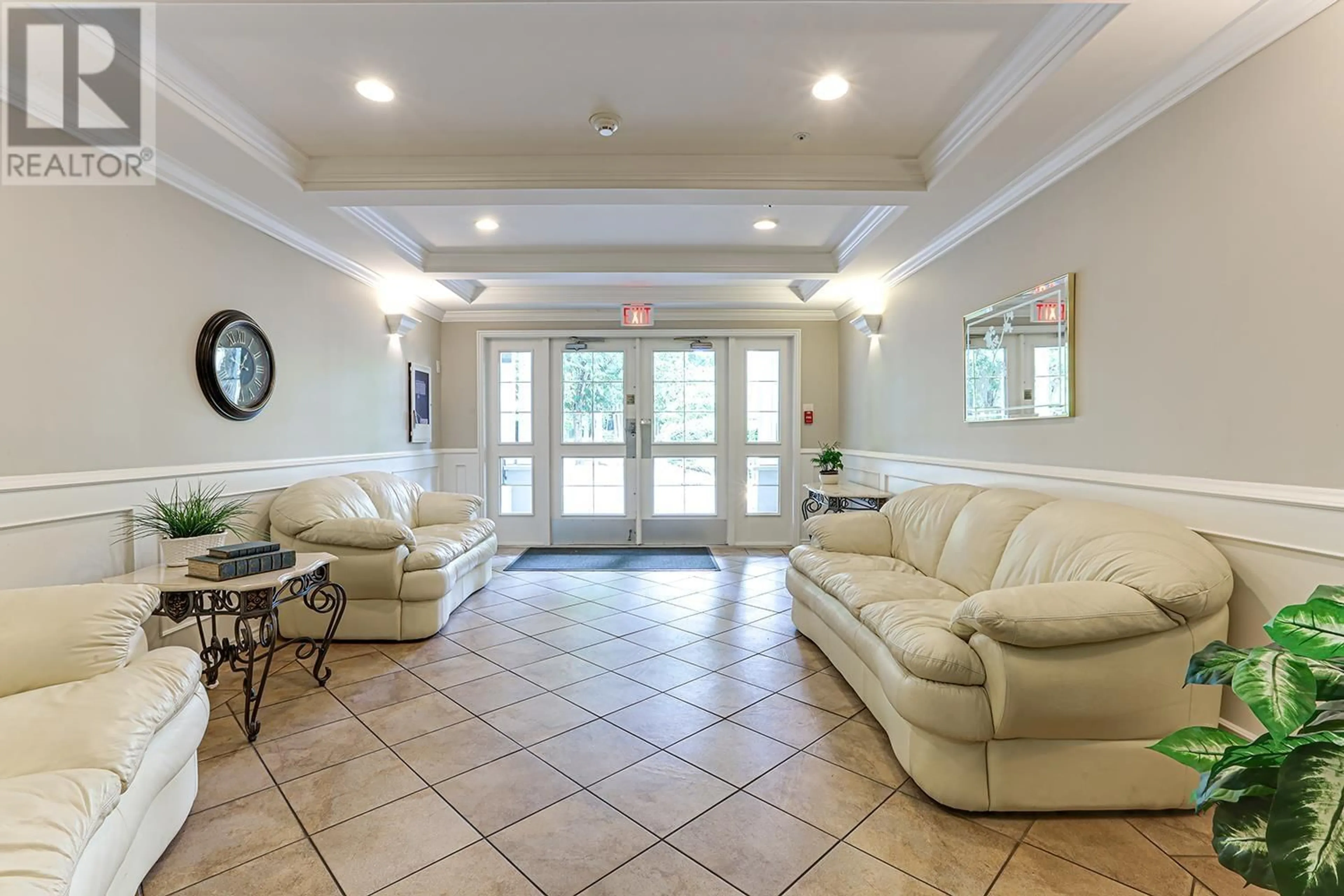 Indoor foyer for 402 - 5500 13A AVENUE, Delta British Columbia V4M2E7