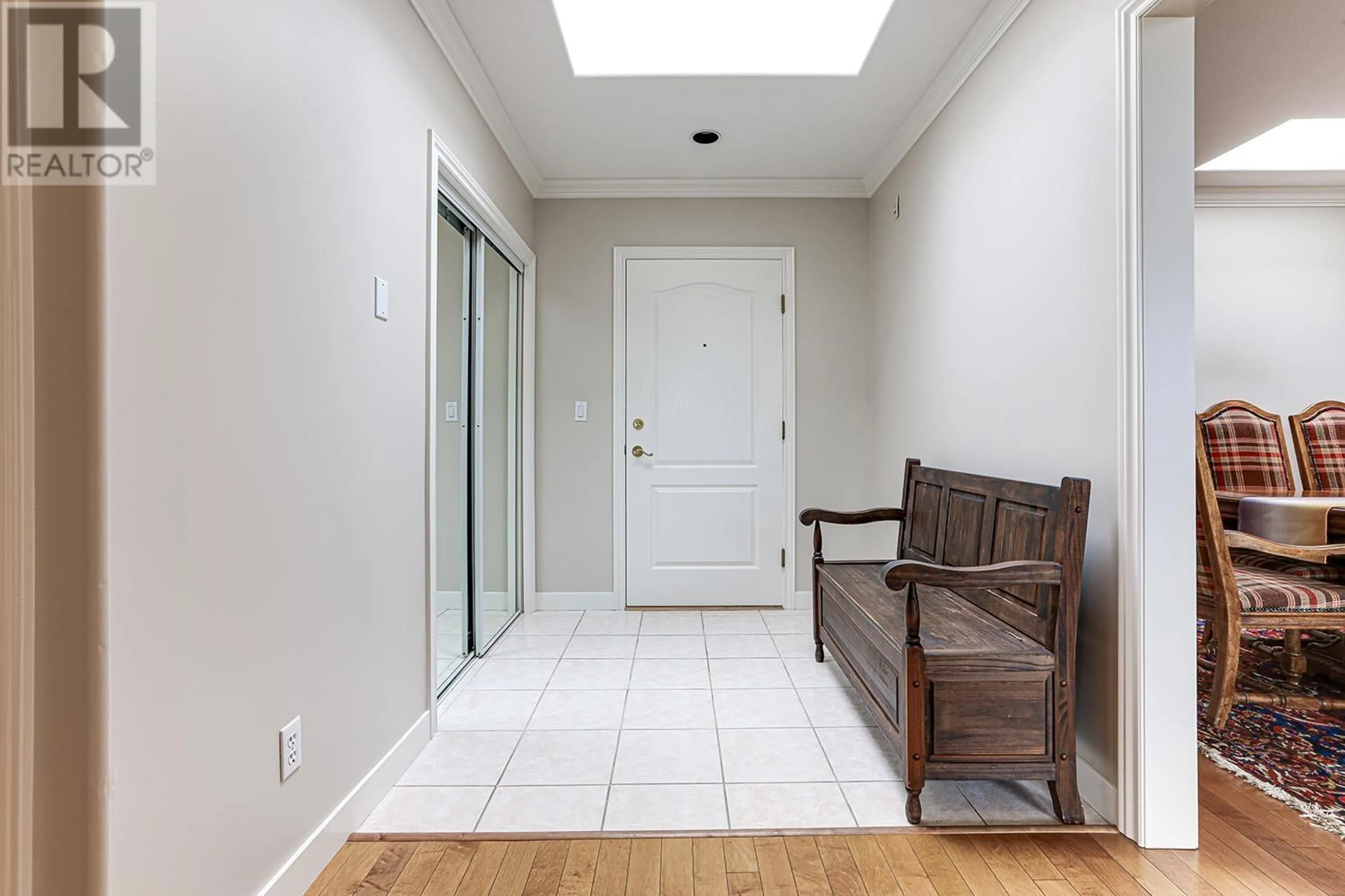 Indoor entryway for 402 - 5500 13A AVENUE, Delta British Columbia V4M2E7