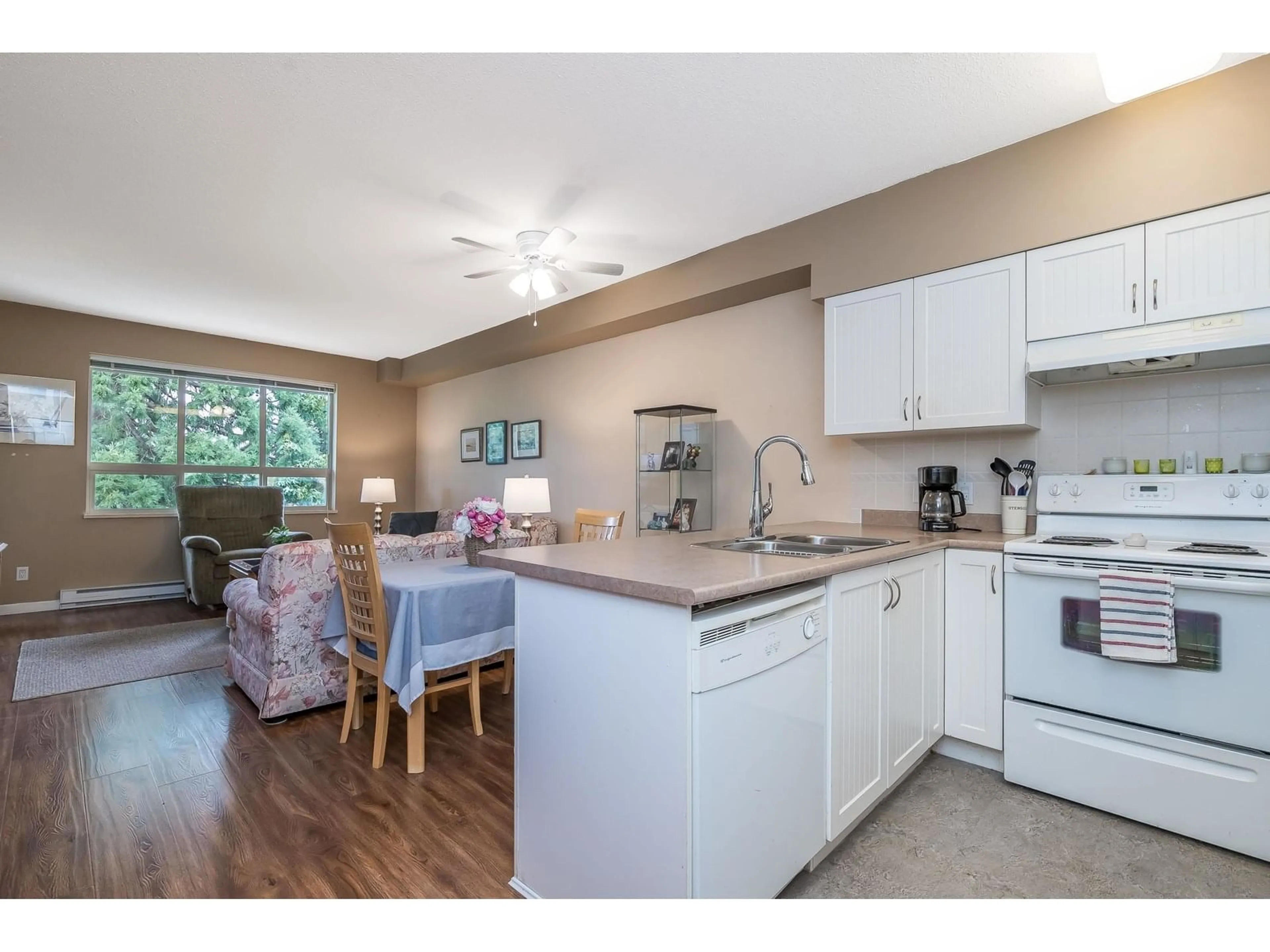 Open concept kitchen, wood/laminate floor for 405 - 16068 83, Surrey British Columbia V3S8M2