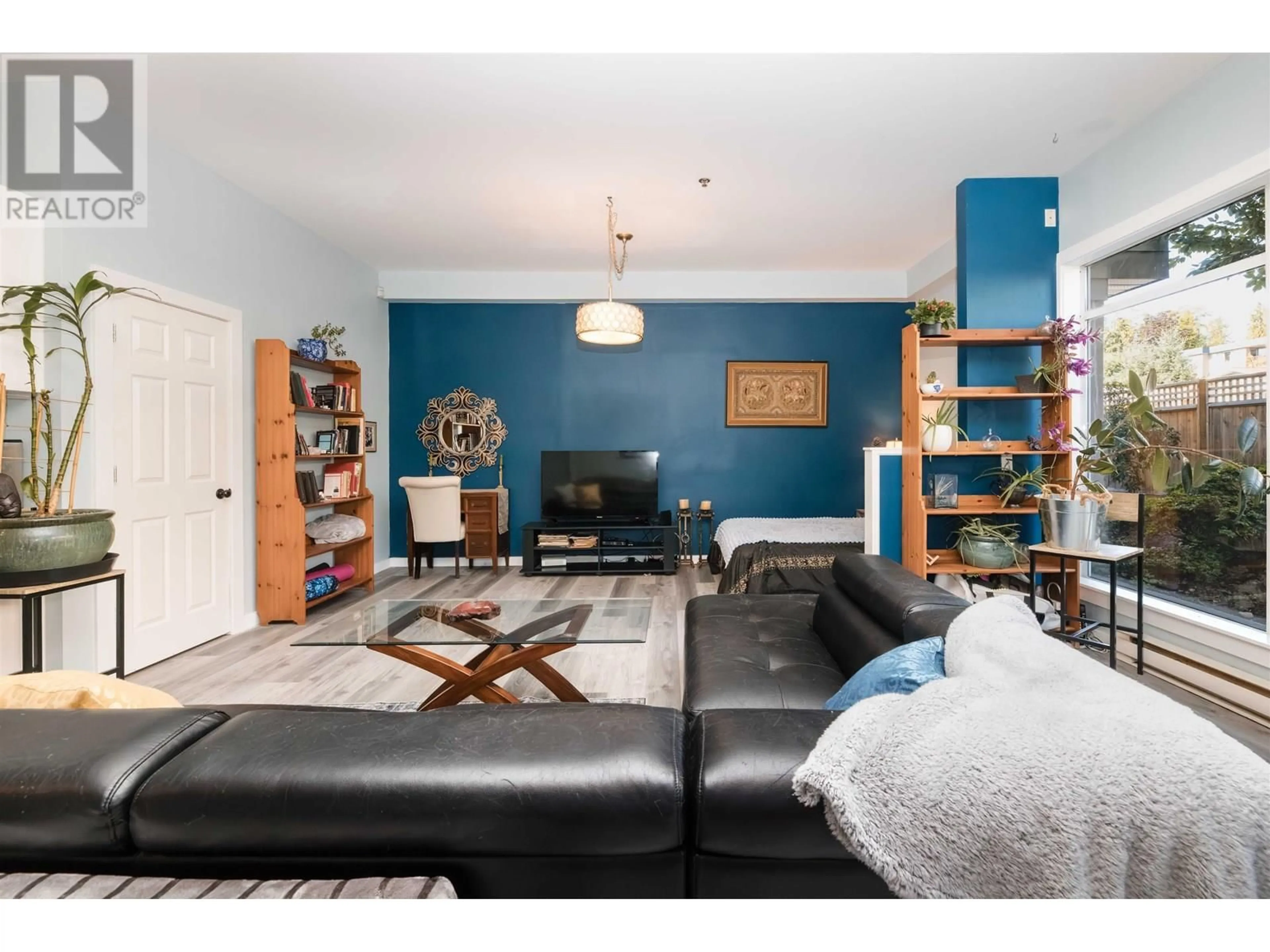 Living room with furniture, unknown for 2 - 703 GIBSONS WAY, Gibsons British Columbia V0N1V9