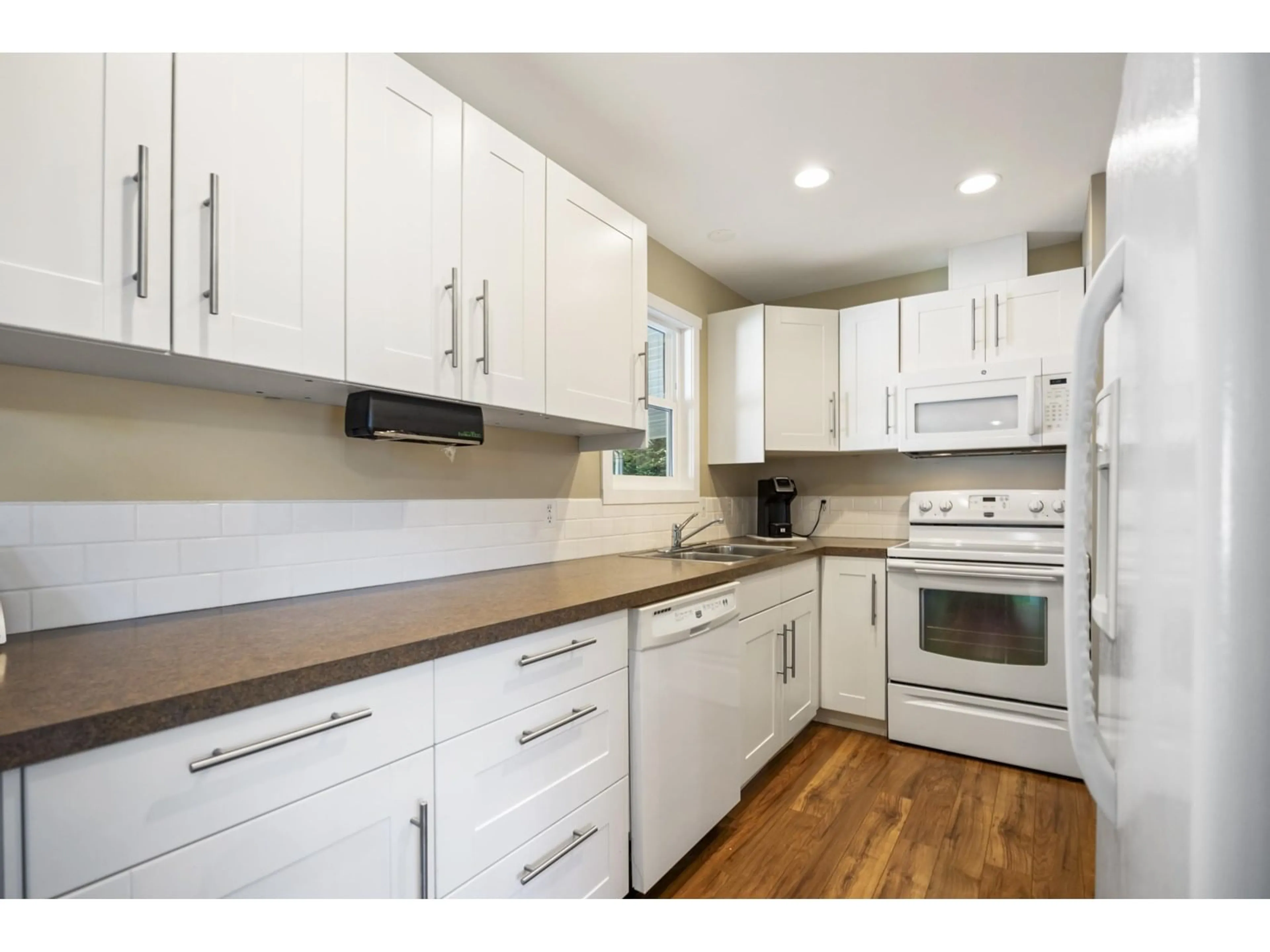 Standard kitchen, wood/laminate floor for 199 - 3665 244, Langley British Columbia V2Z1N1