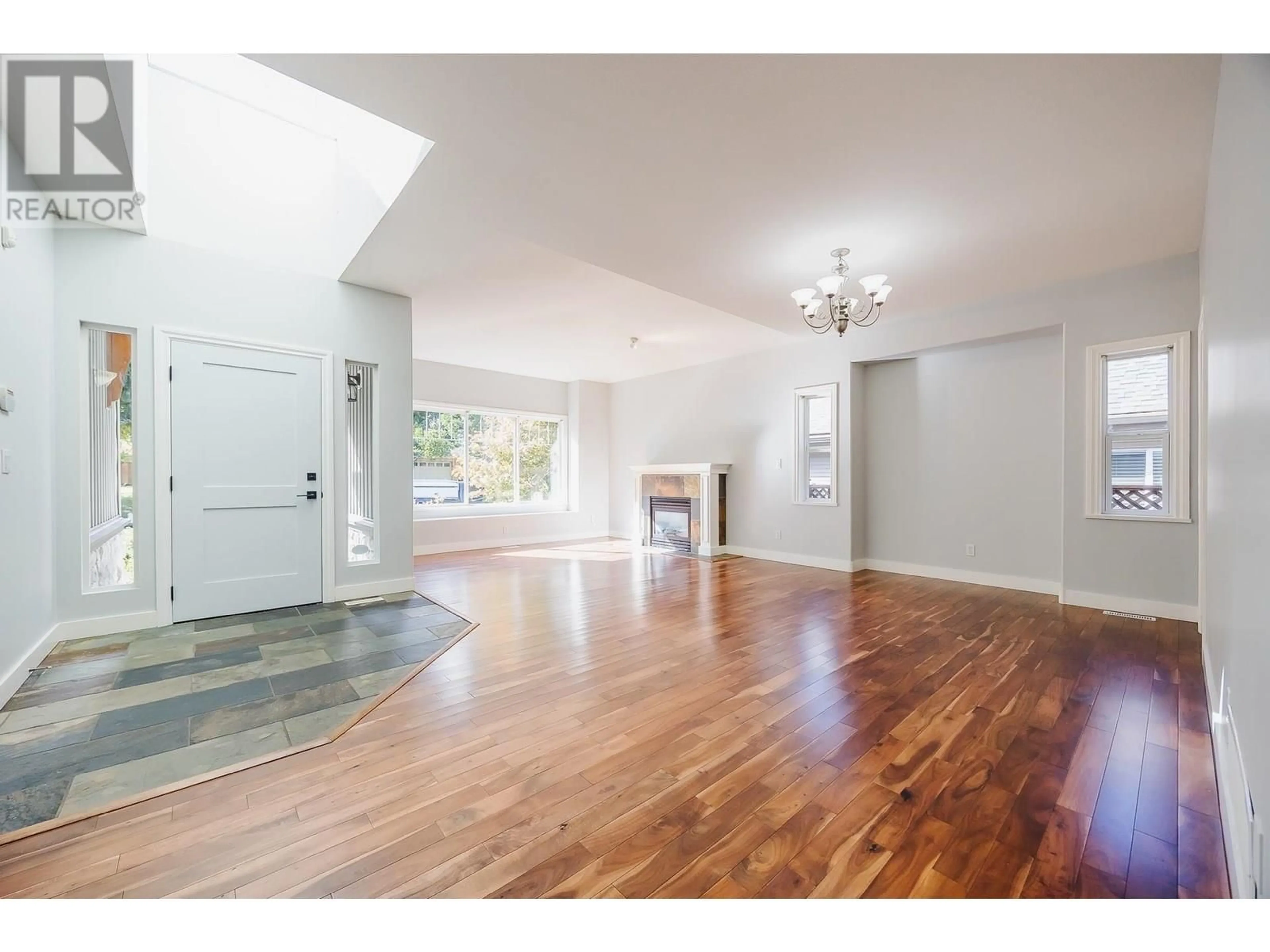 Indoor entryway for 21067 STONEHOUSE AVENUE, Maple Ridge British Columbia V2X8C4