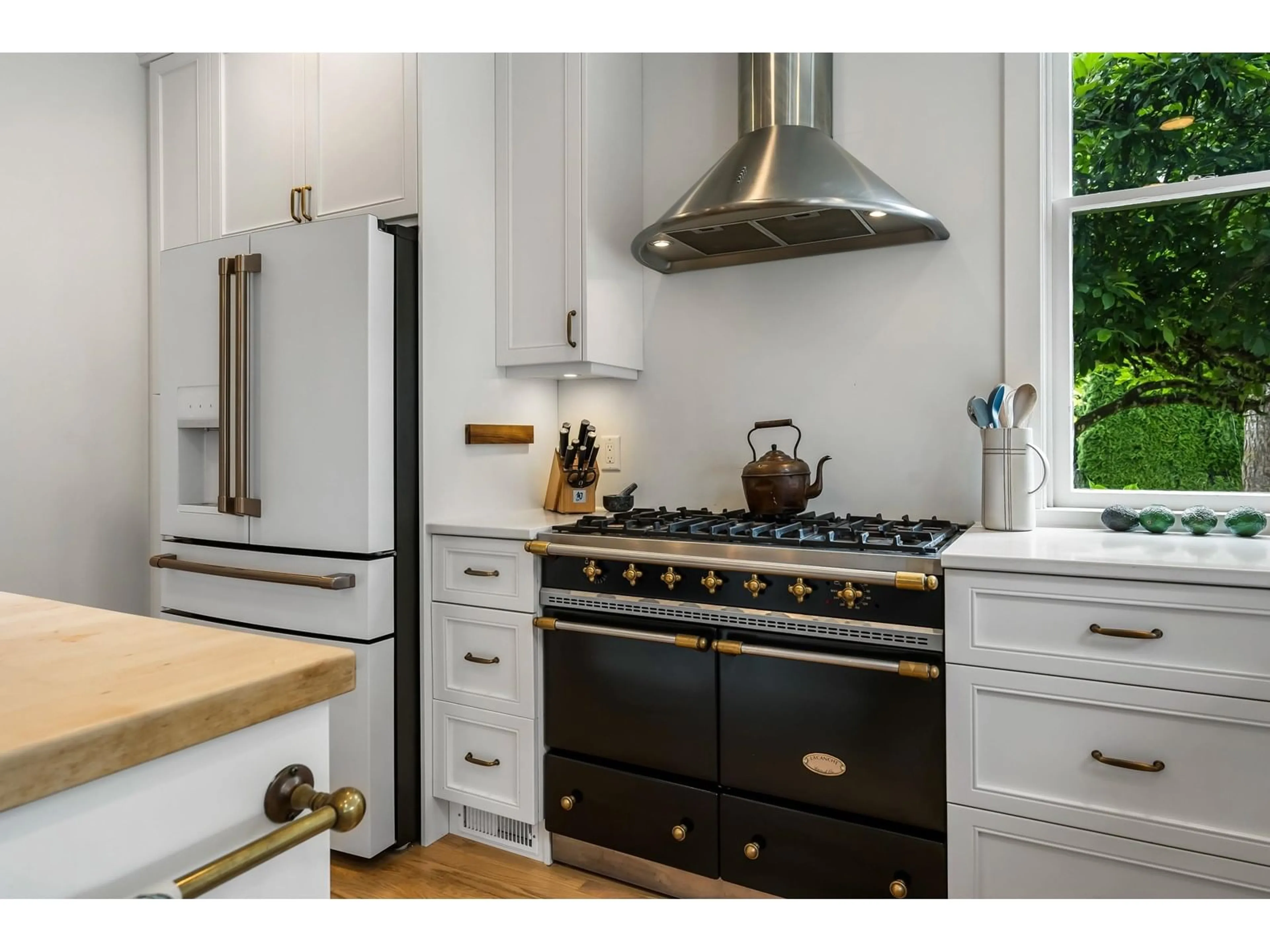 Contemporary kitchen, unknown for 34884 CLAYBURN, Abbotsford British Columbia V2S7Y9