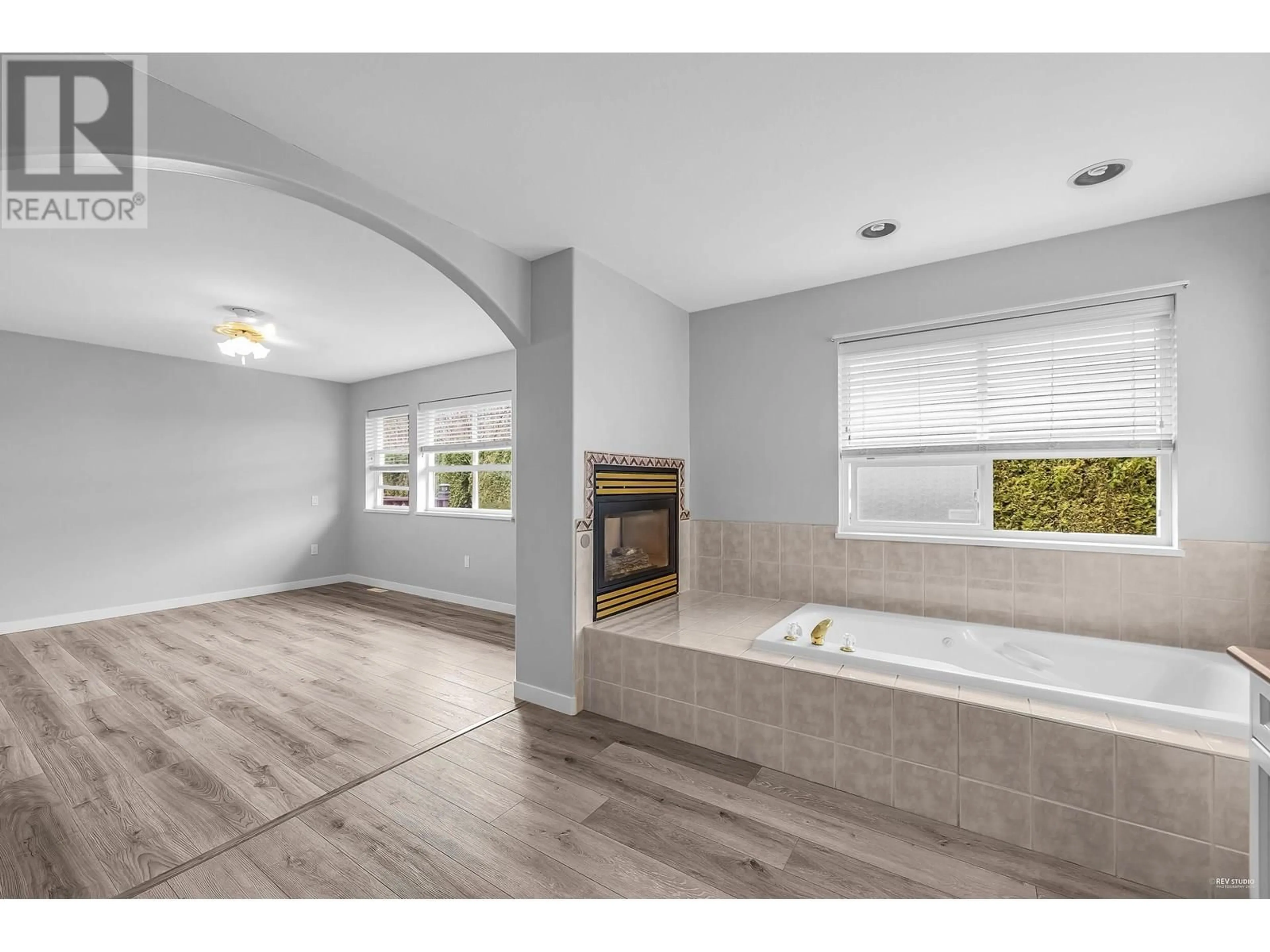 Contemporary bathroom, ceramic/tile floor for 23800 122 AVENUE, Maple Ridge British Columbia V4R1N2