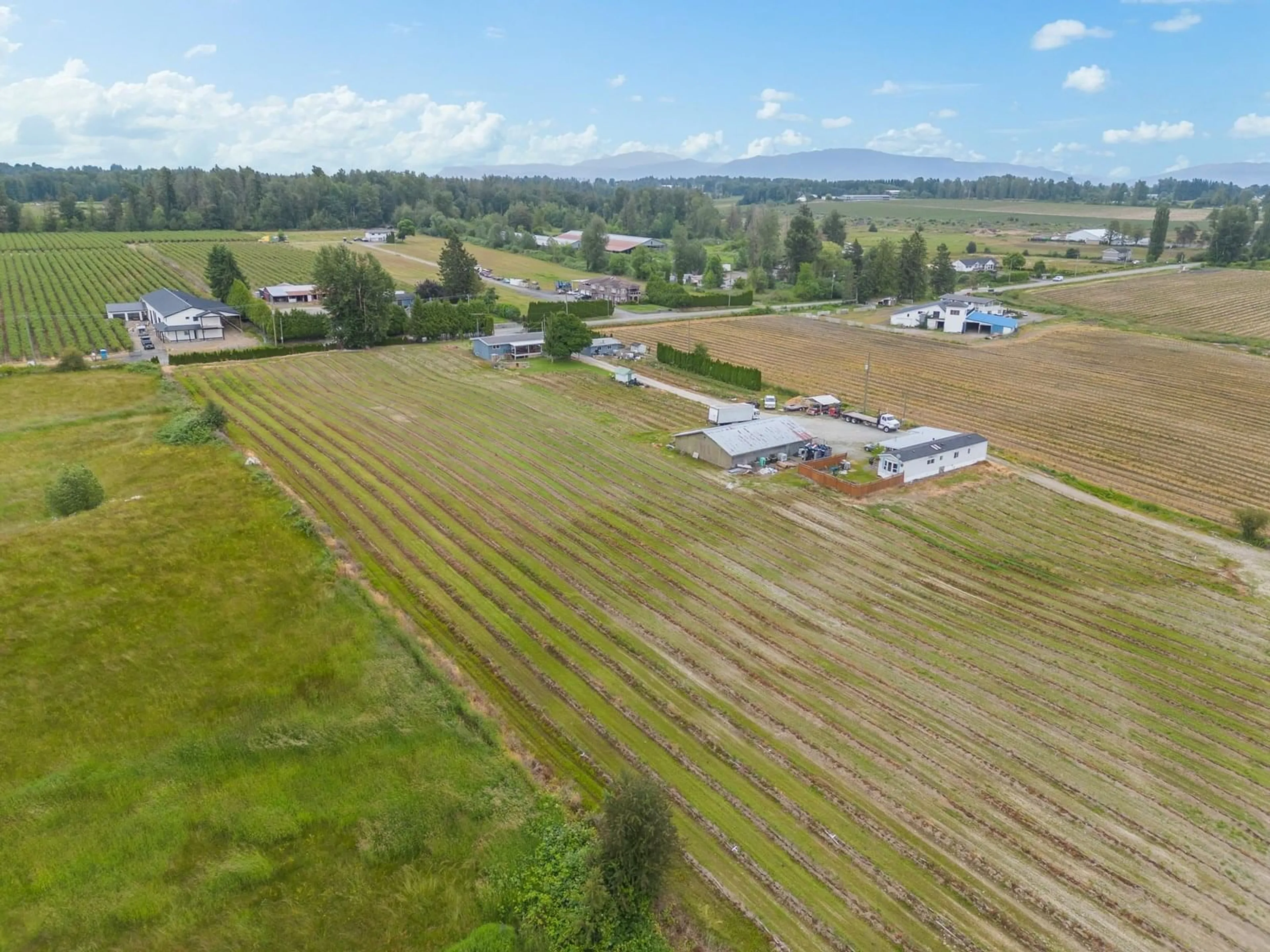 A pic from outside/outdoor area/front of a property/back of a property/a pic from drone, unknown for 3811 LEFEUVRE, Abbotsford British Columbia V4X1N6