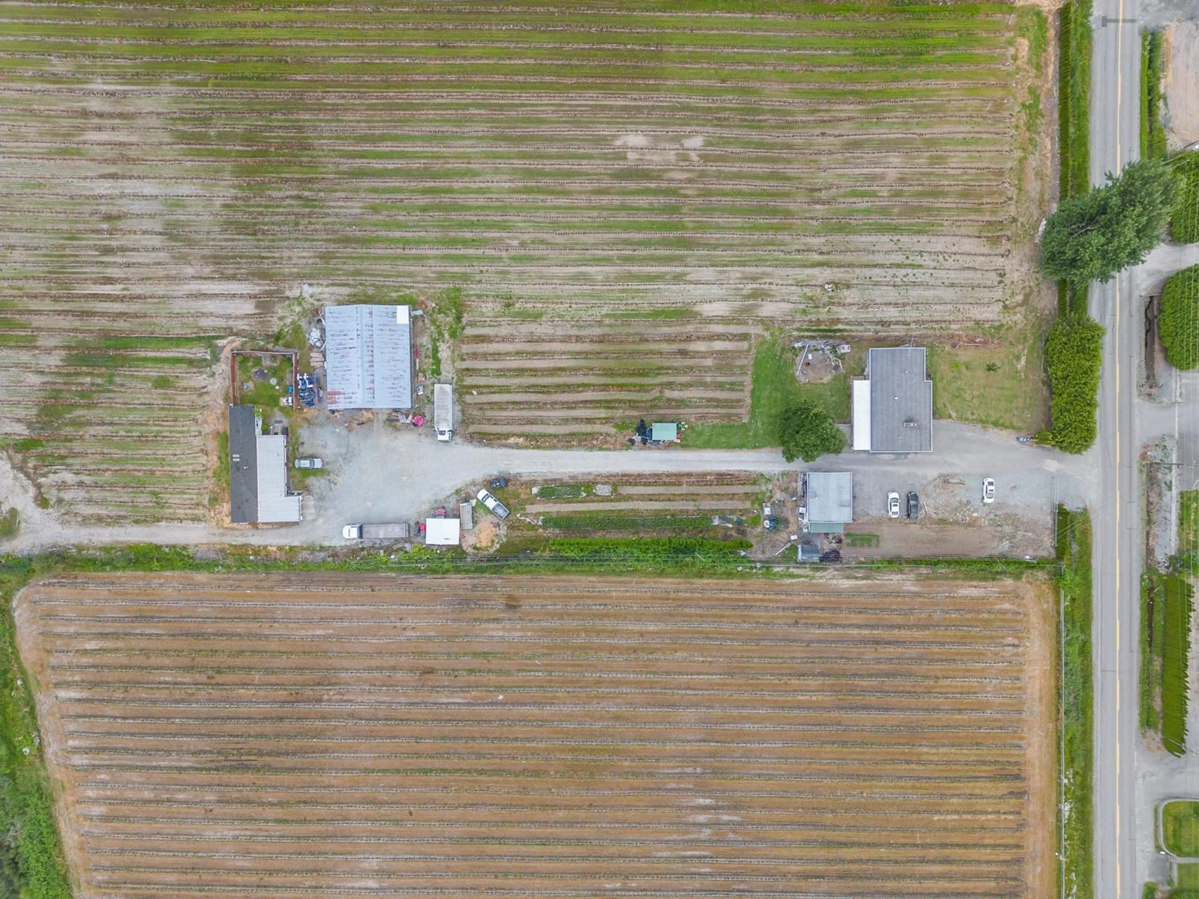 A pic from outside/outdoor area/front of a property/back of a property/a pic from drone, building for 3811 LEFEUVRE, Abbotsford British Columbia V4X1N6