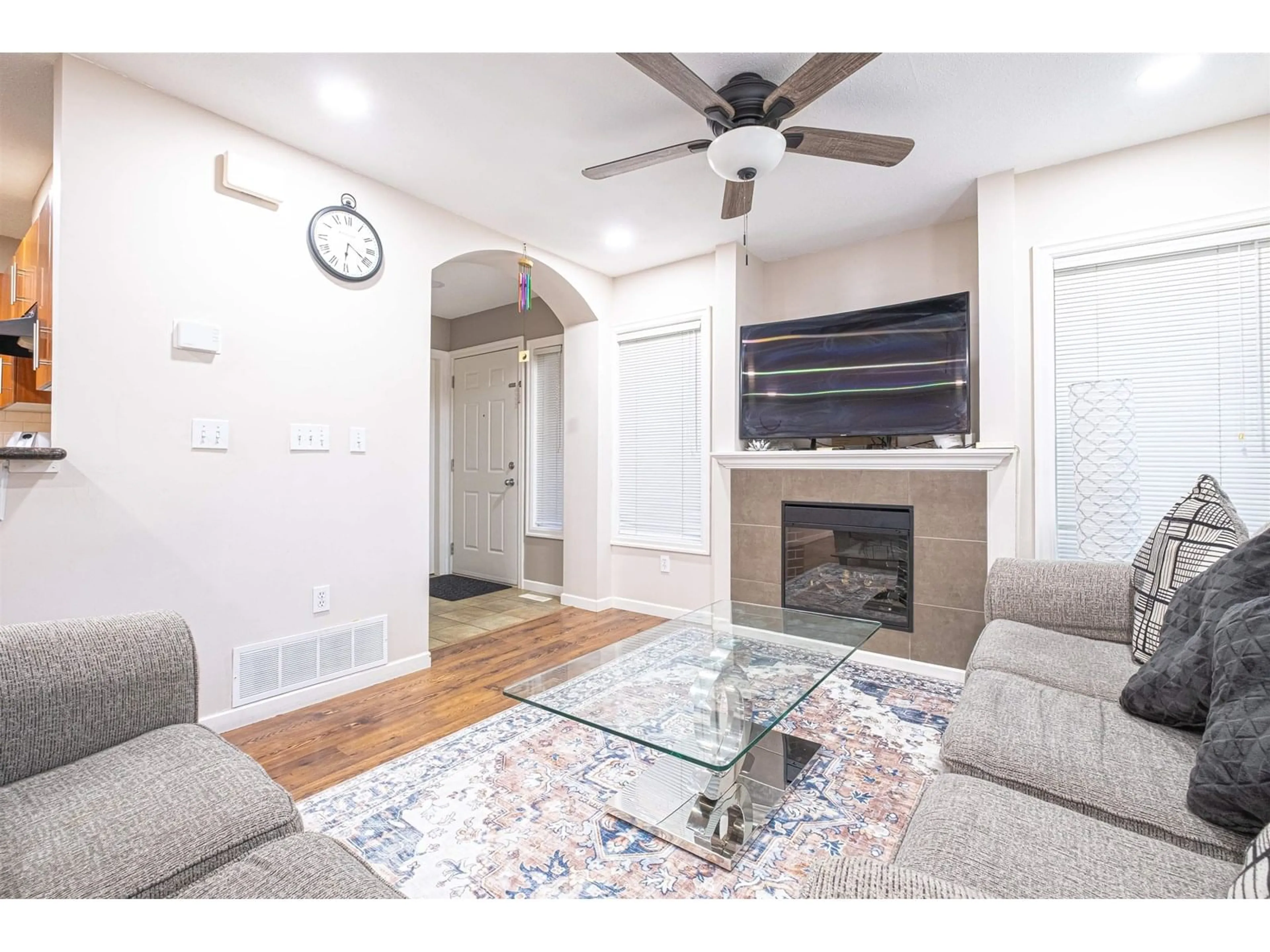 Living room with furniture, unknown for 25 - 6110 138, Surrey British Columbia V3X3V6