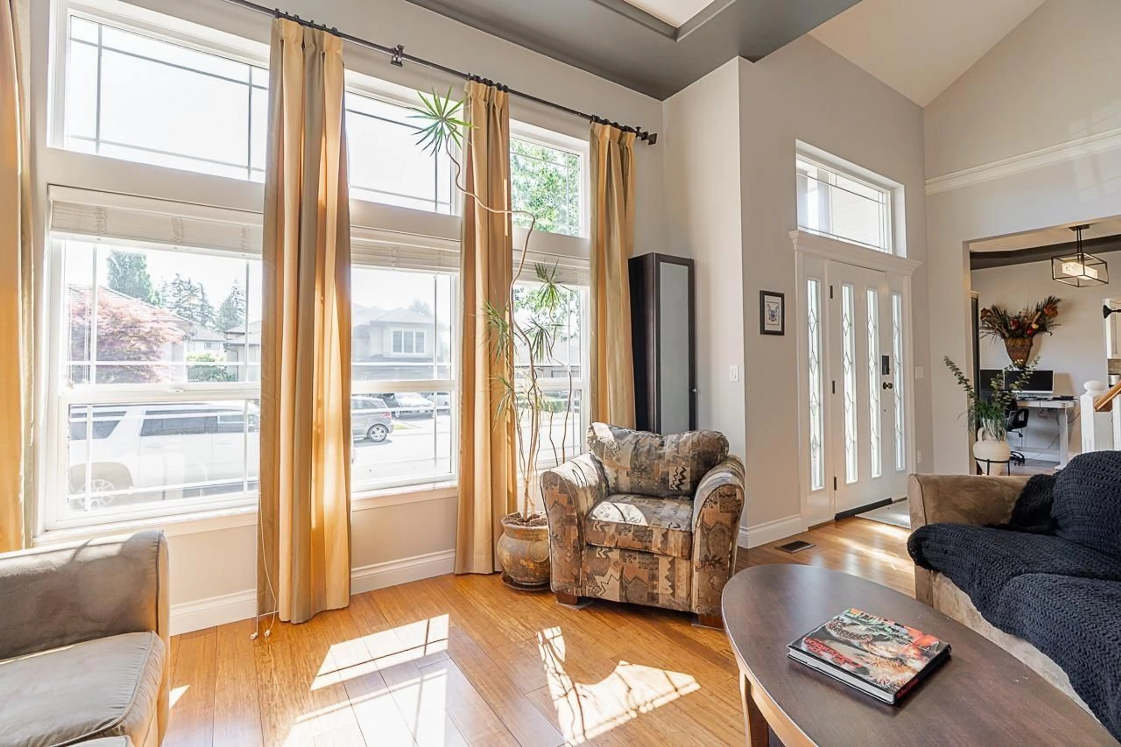 Living room with furniture, wood/laminate floor for 16898 61A, Surrey British Columbia V3S8X7