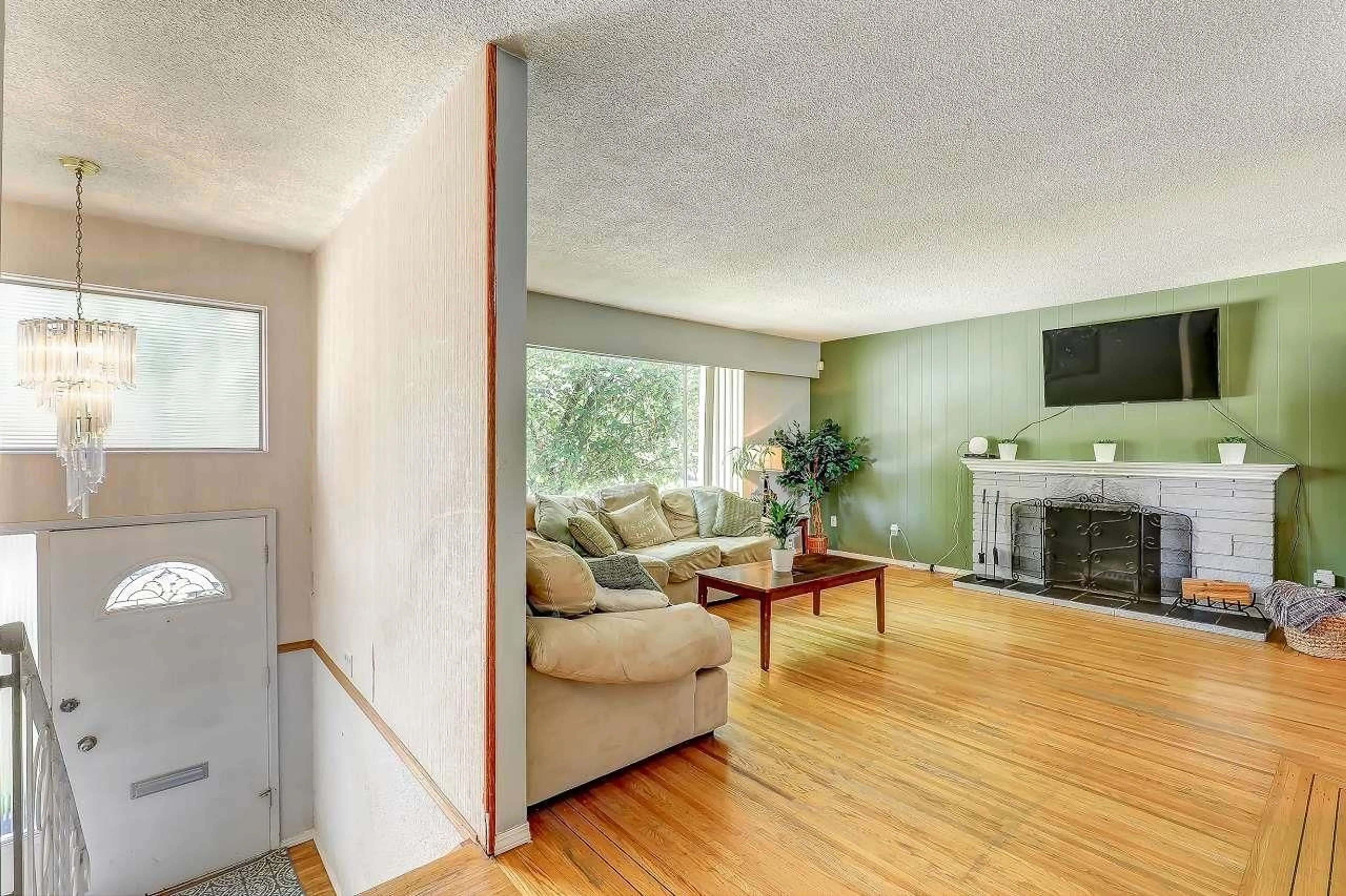 Living room with furniture, unknown for 11064 SWAN, Surrey British Columbia V3R5B6