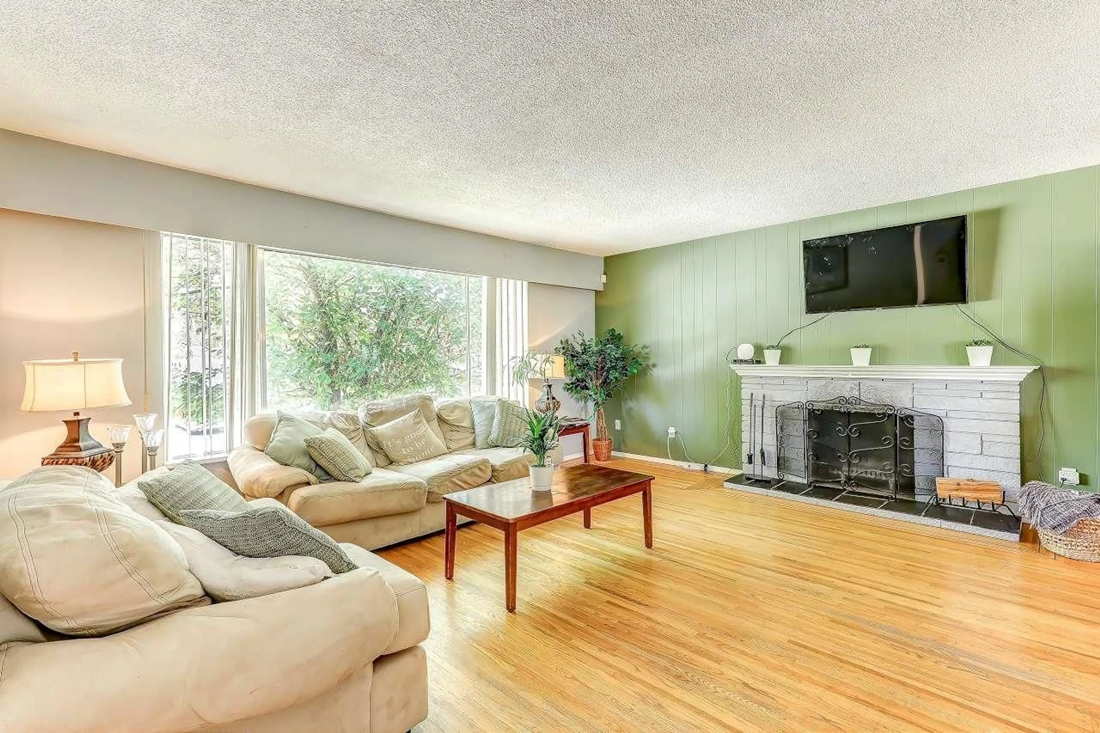 Living room with furniture, wood/laminate floor for 11064 SWAN, Surrey British Columbia V3R5B6
