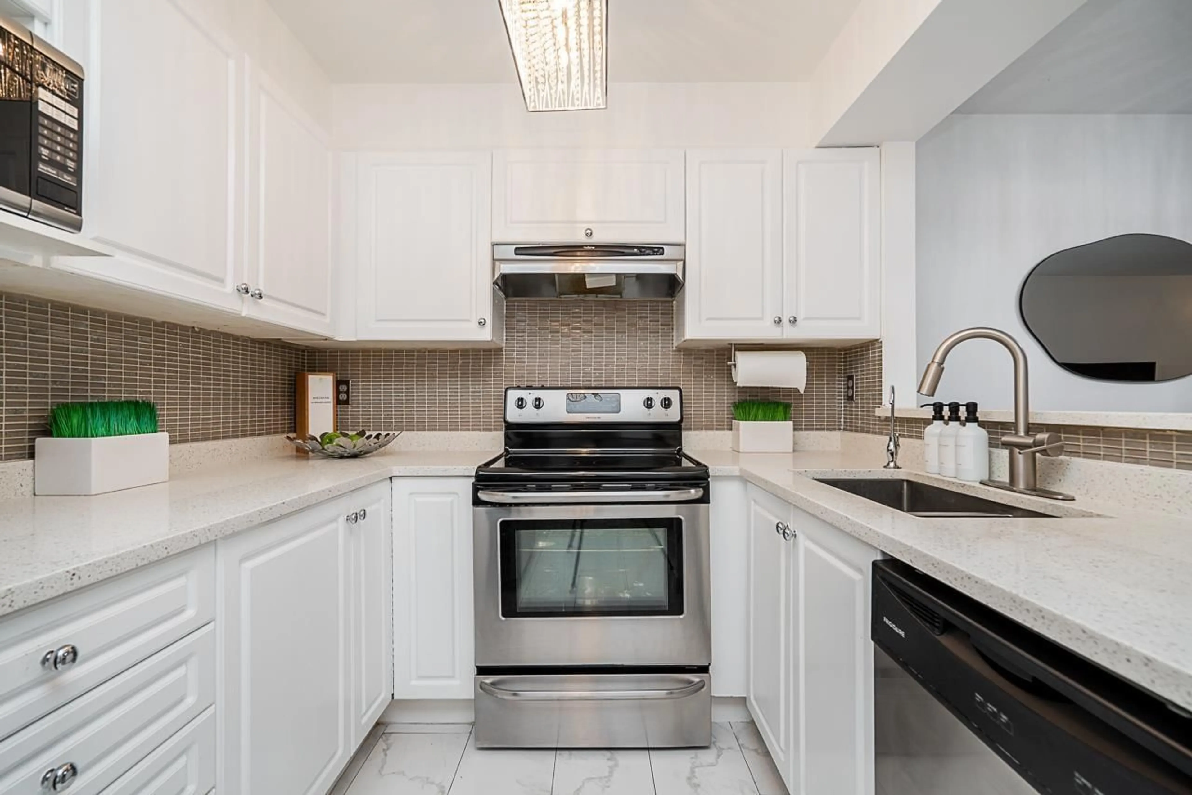 Standard kitchen, ceramic/tile floor for 110 - 8110 120A, Surrey British Columbia V3W3P3