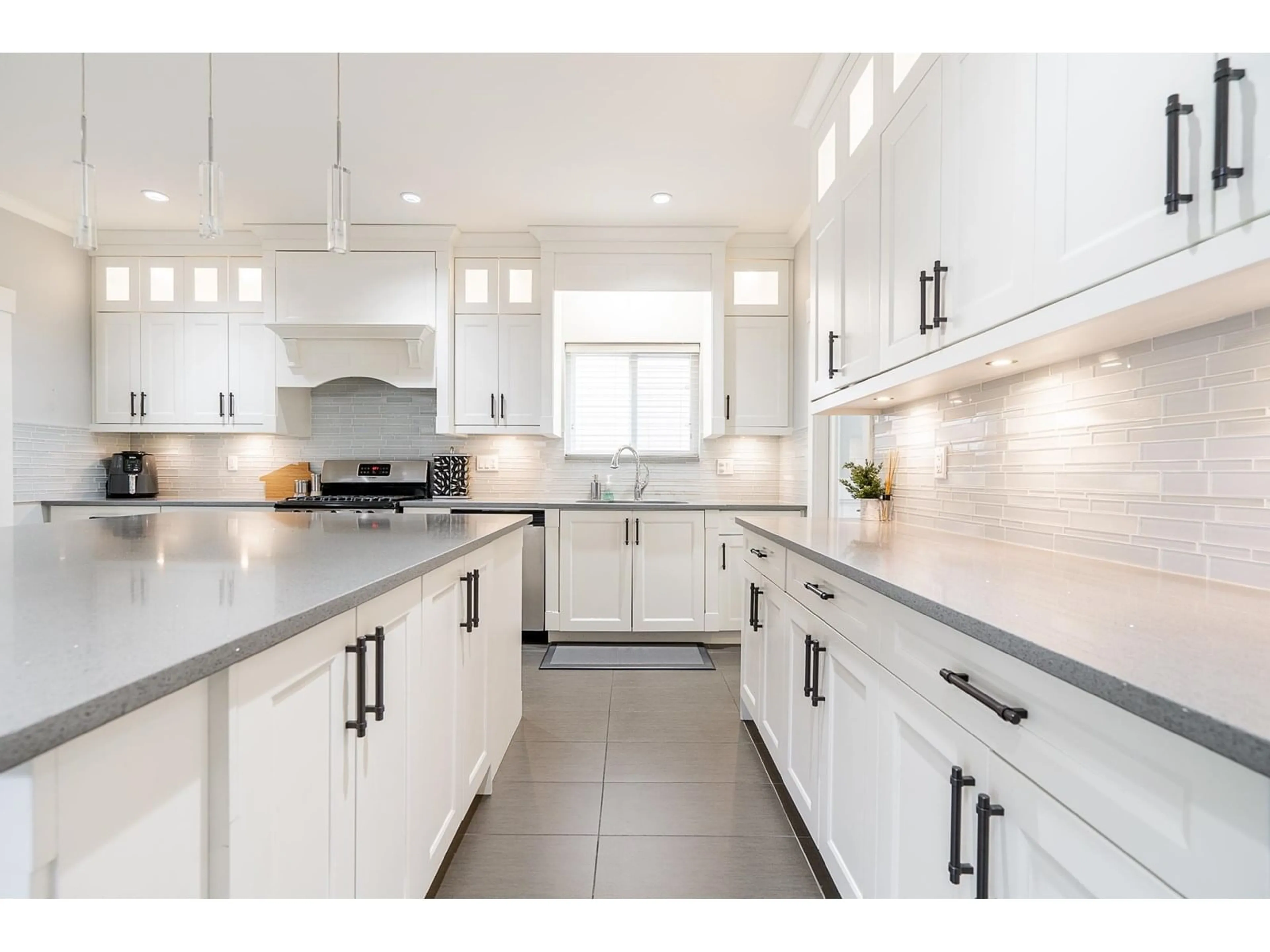 Open concept kitchen, ceramic/tile floor for 6801 206, Langley British Columbia V2Y1R2