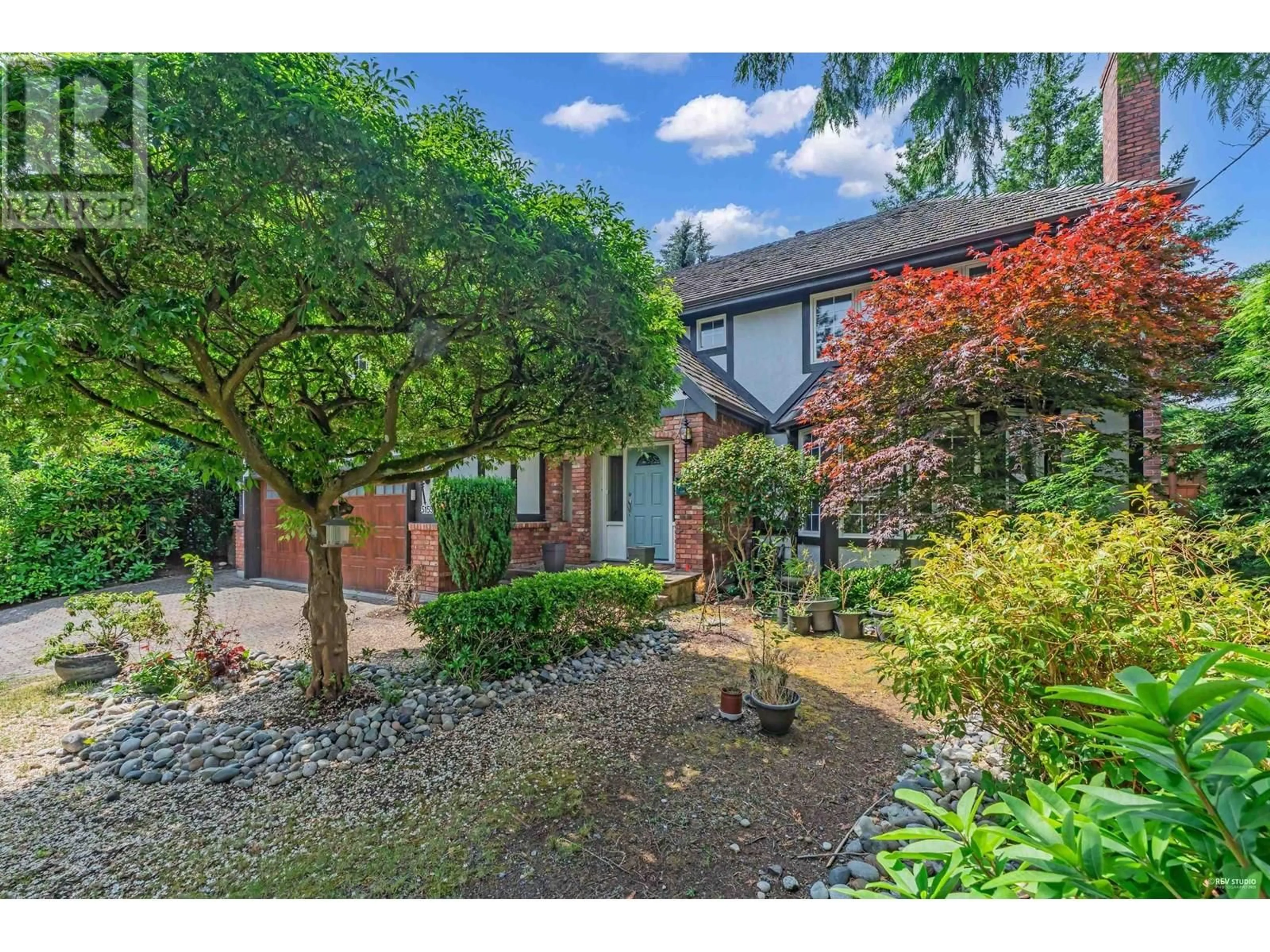 A pic from outside/outdoor area/front of a property/back of a property/a pic from drone, street for 5155 ALDERFEILD PLACE, West Vancouver British Columbia V7W2W7
