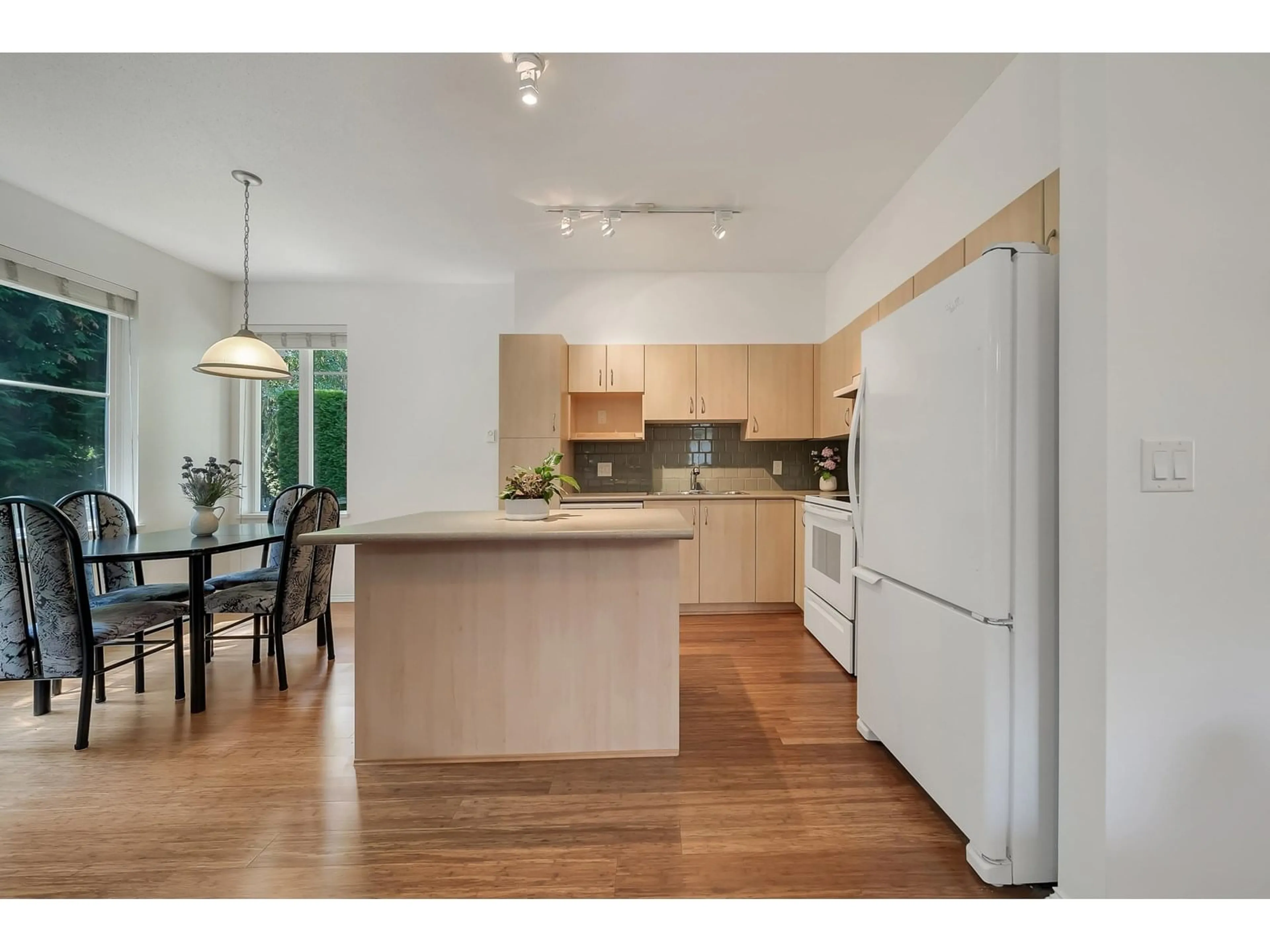 Open concept kitchen, wood/laminate floor for 19 - 15868 85, Surrey British Columbia V4N0Y9