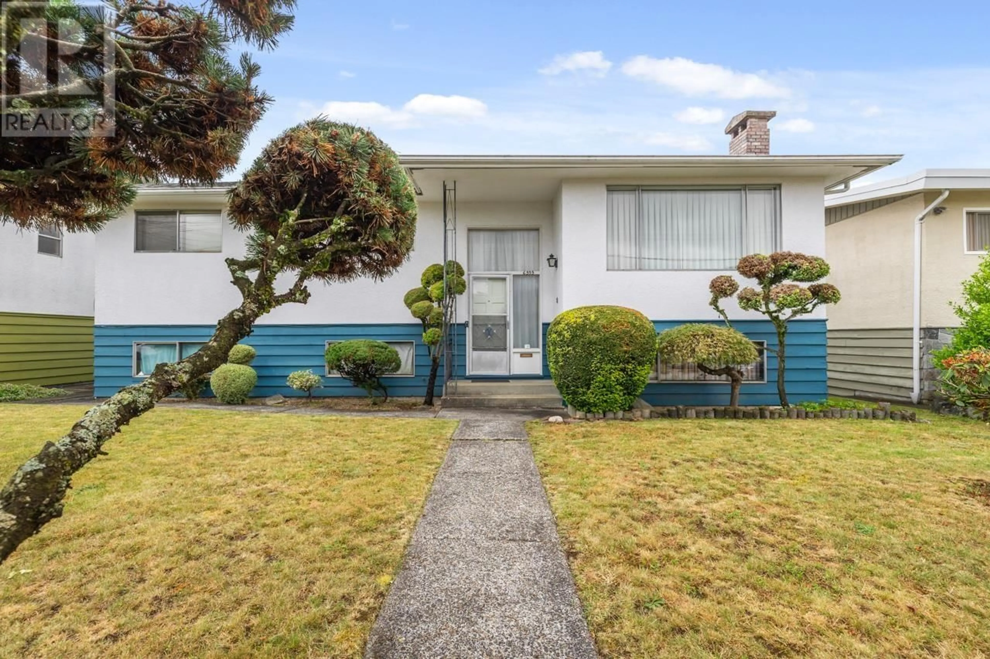 Home with vinyl exterior material, street for 6595 ST CHARLES PLACE, Burnaby British Columbia V5H3W1