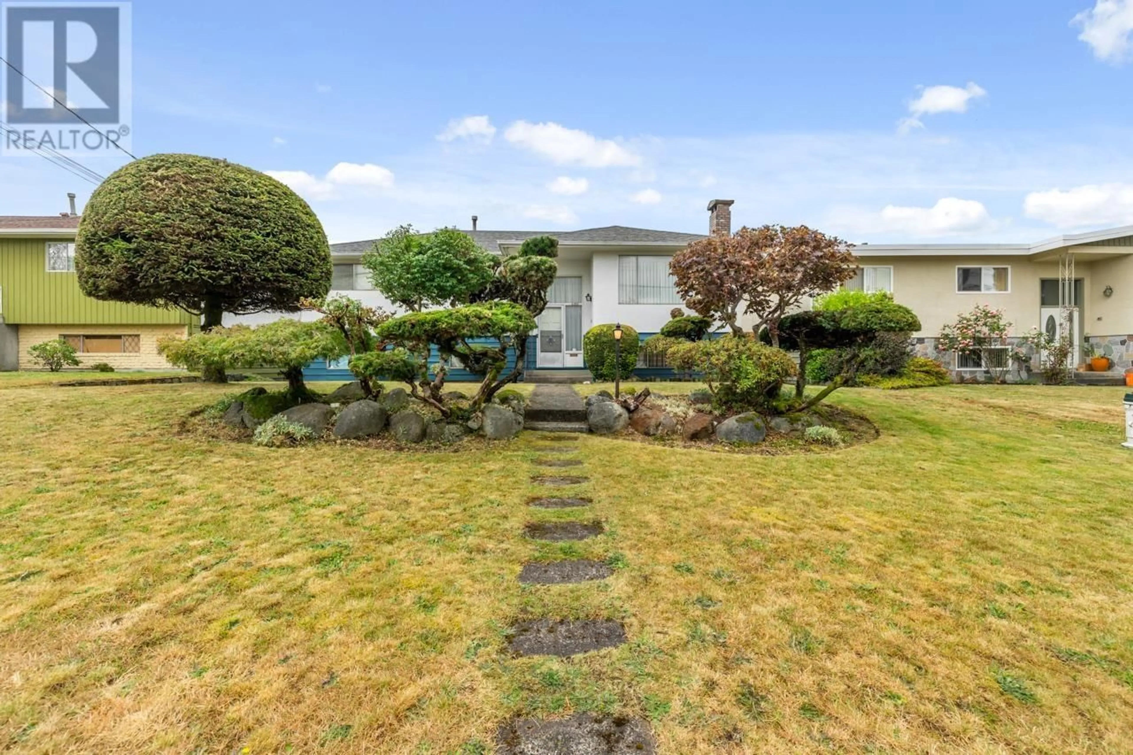 A pic from outside/outdoor area/front of a property/back of a property/a pic from drone, unknown for 6595 ST CHARLES PLACE, Burnaby British Columbia V5H3W1