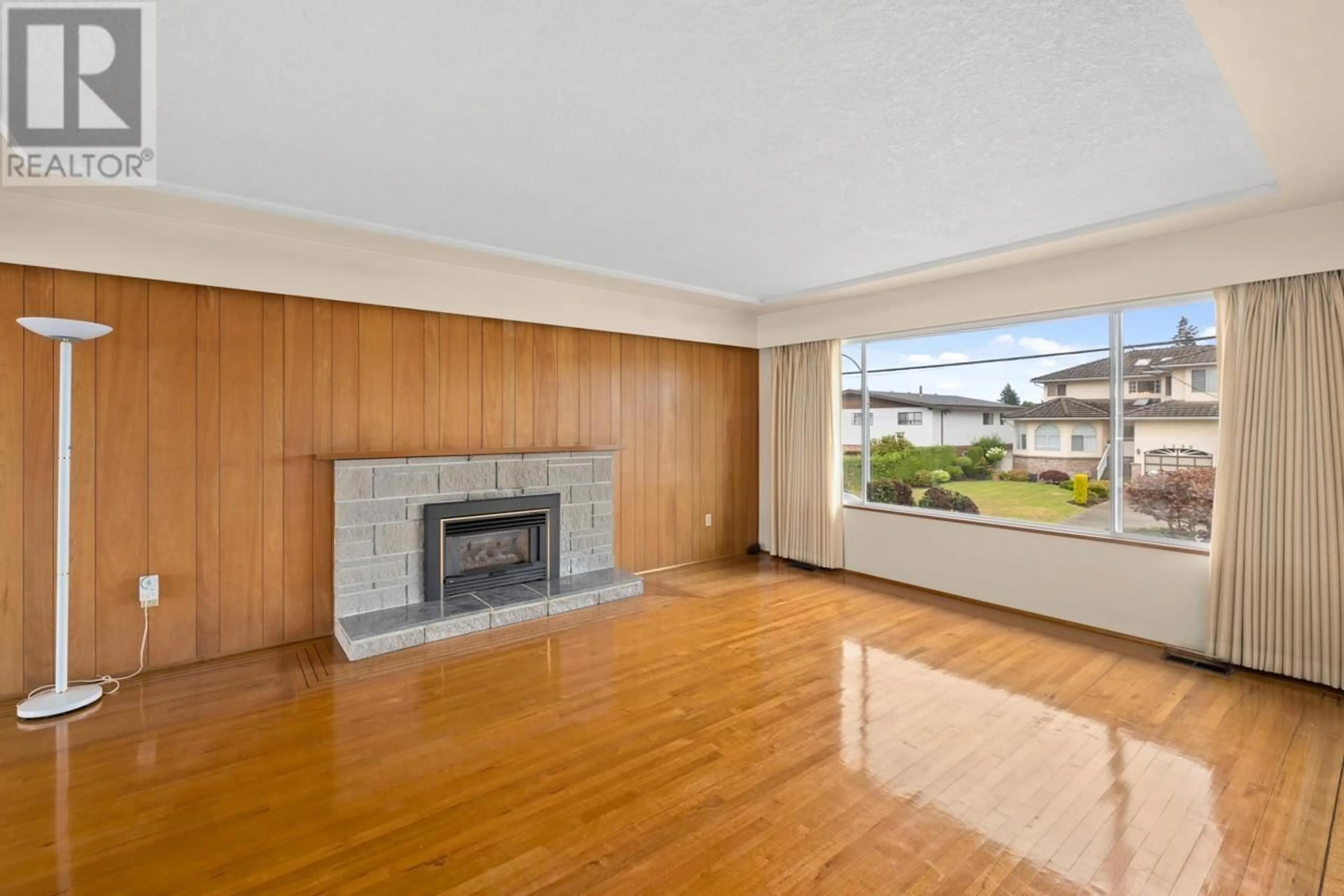 A pic of a room for 6595 ST CHARLES PLACE, Burnaby British Columbia V5H3W1