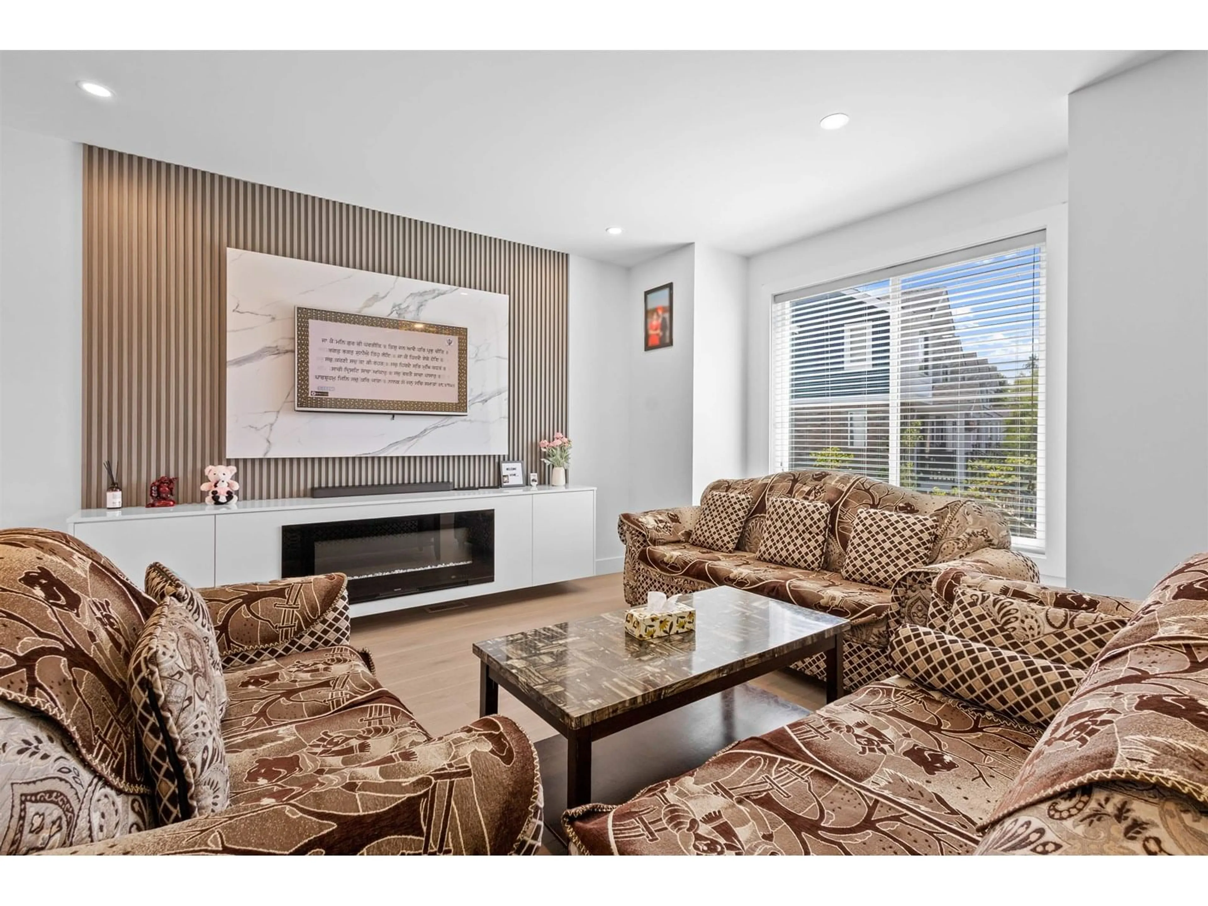 Living room with furniture, wood/laminate floor for 1 - 14355 62, Surrey British Columbia V3X0K6