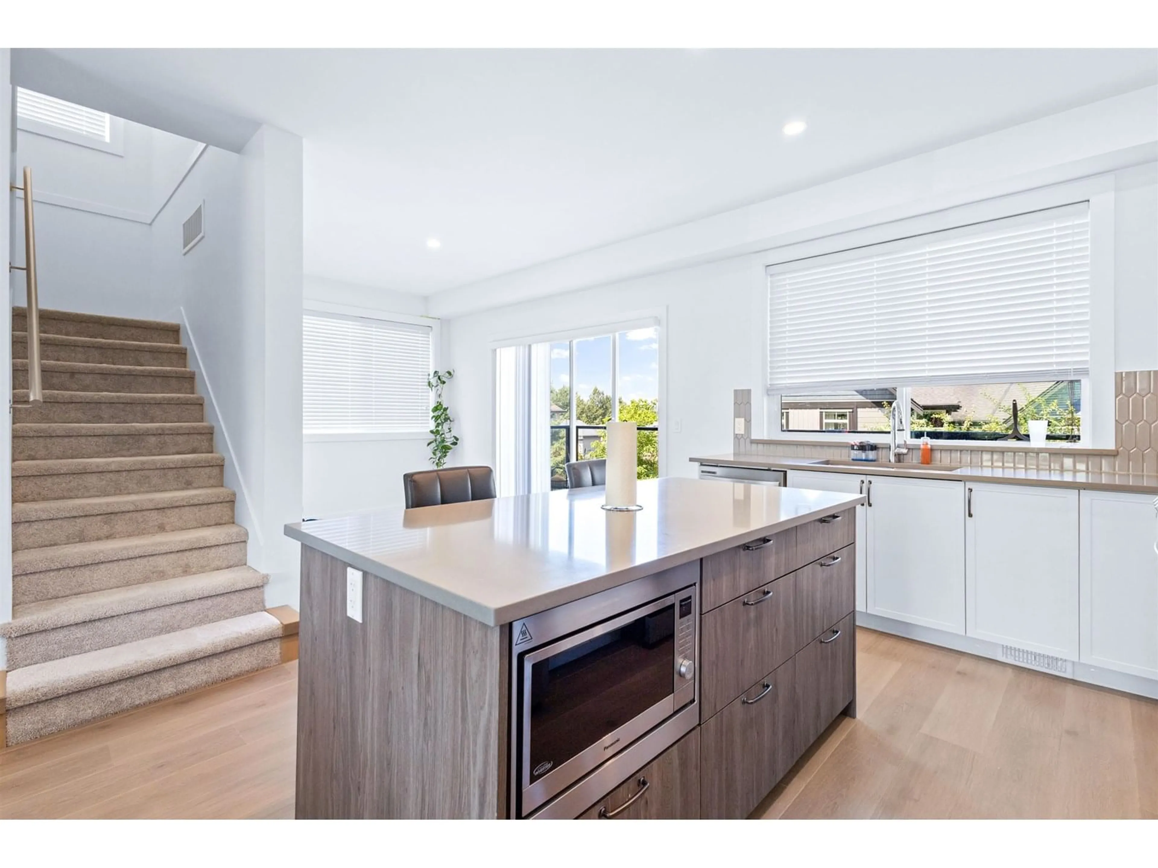 Open concept kitchen, unknown for 1 - 14355 62, Surrey British Columbia V3X0K6