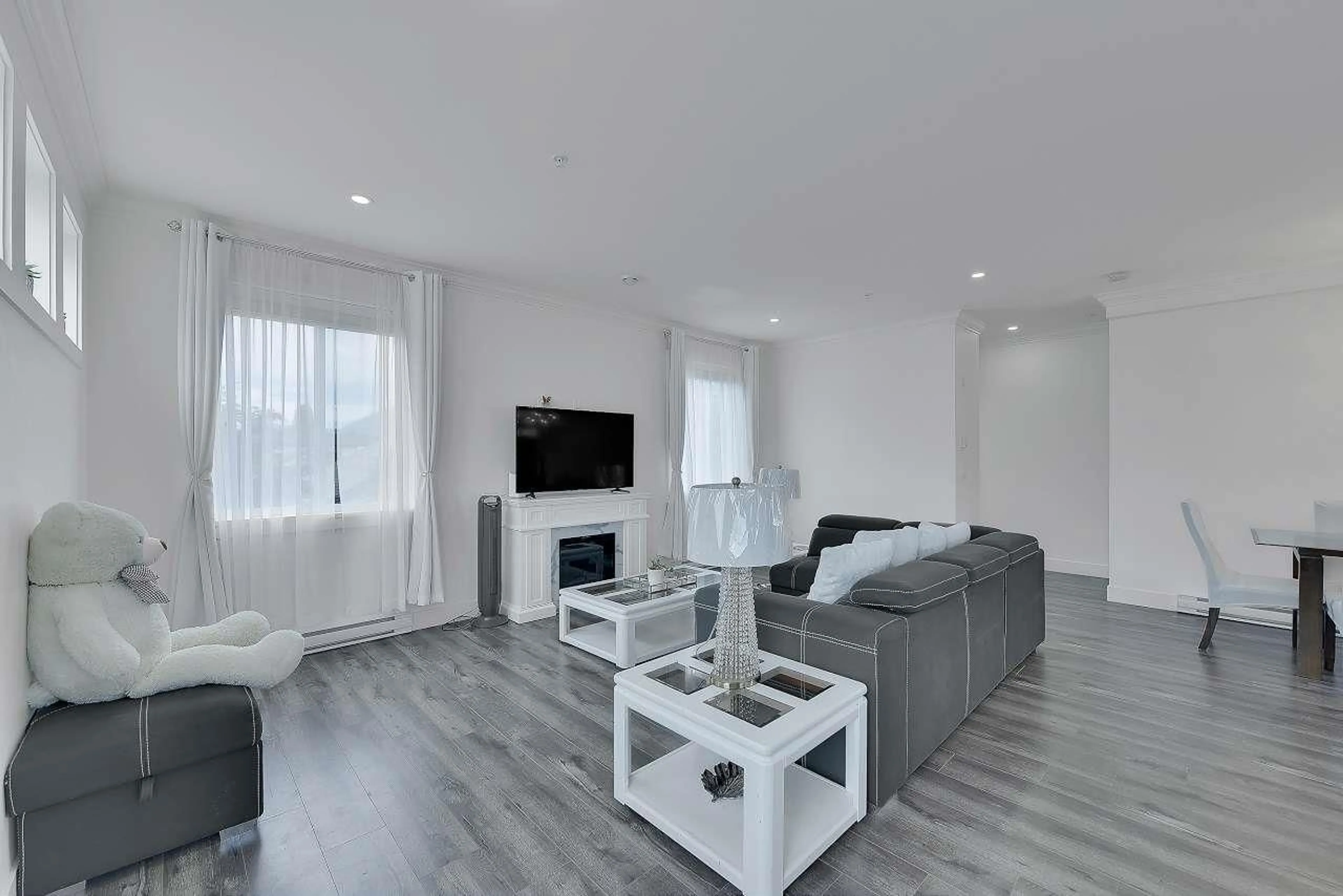 Living room with furniture, wood/laminate floor for 1 - 46387 MARGARET AVENUE, Chilliwack British Columbia V2P2G8