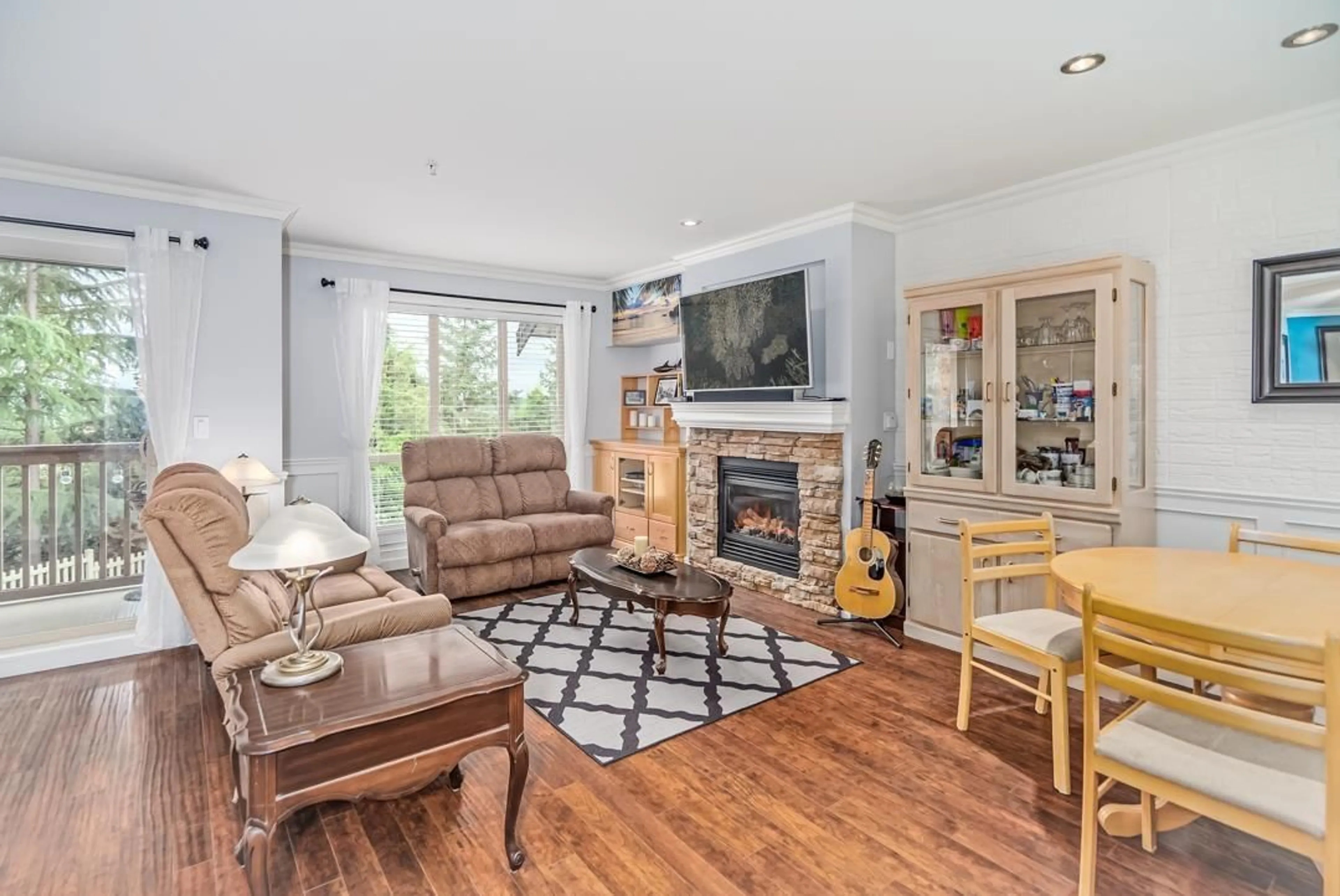 Living room with furniture, wood/laminate floor for 23 - 20350 68, Langley British Columbia V2Y3A5