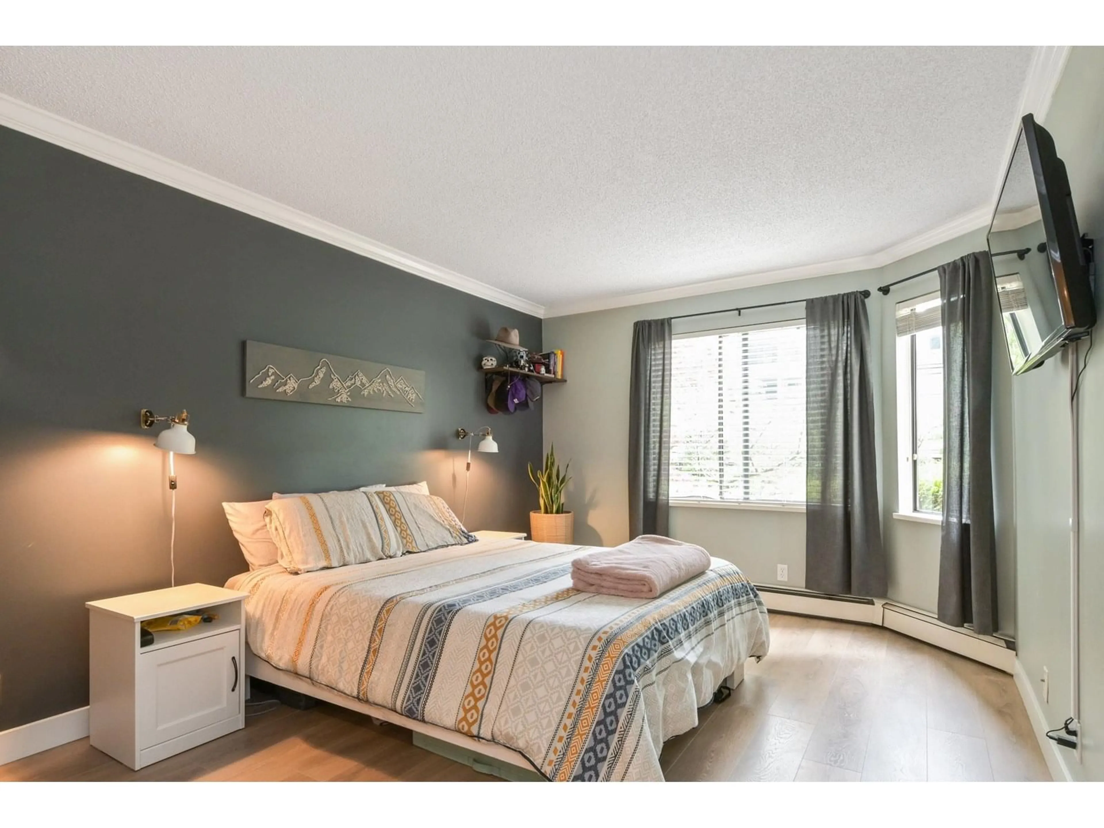 Bedroom with bed, wood/laminate floor for 115 - 1760 SOUTHMERE, Surrey British Columbia V4A6E5