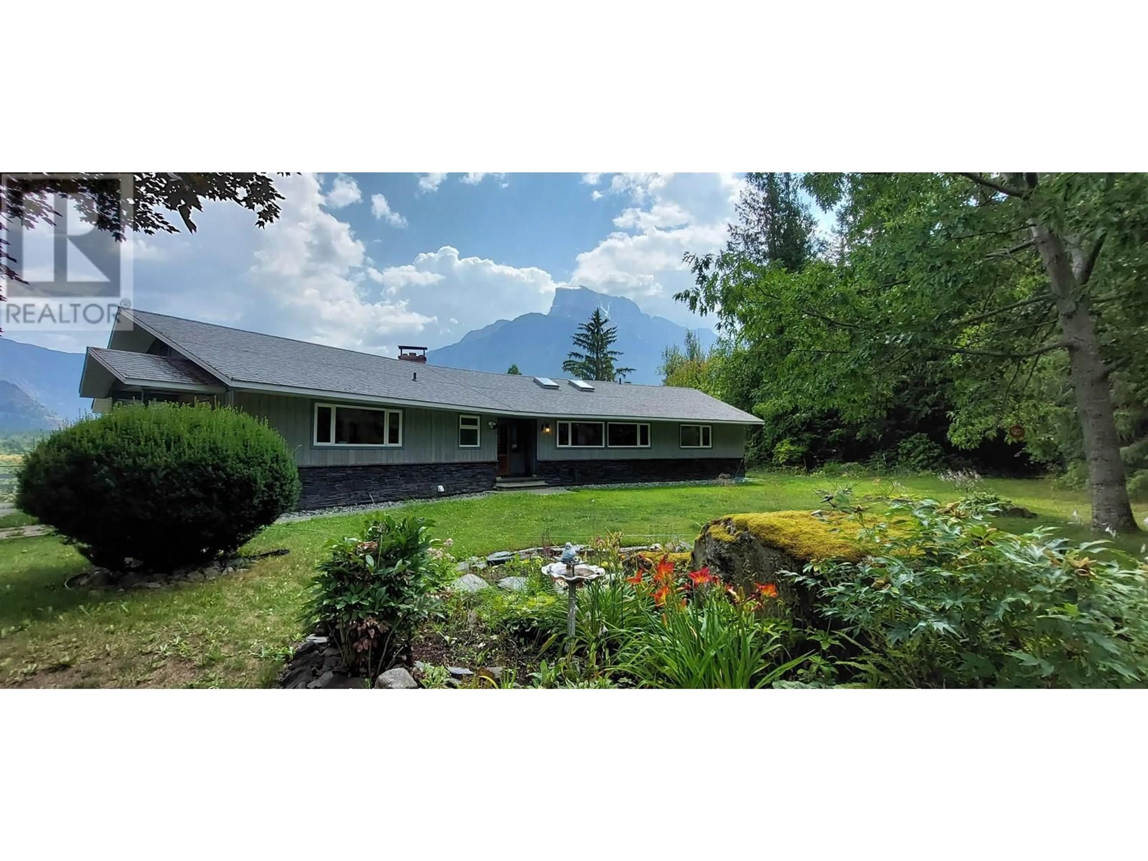 A pic from outside/outdoor area/front of a property/back of a property/a pic from drone, unknown for 4770 MACKENZIE HIGHWAY, Bella Coola British Columbia V0T1H0