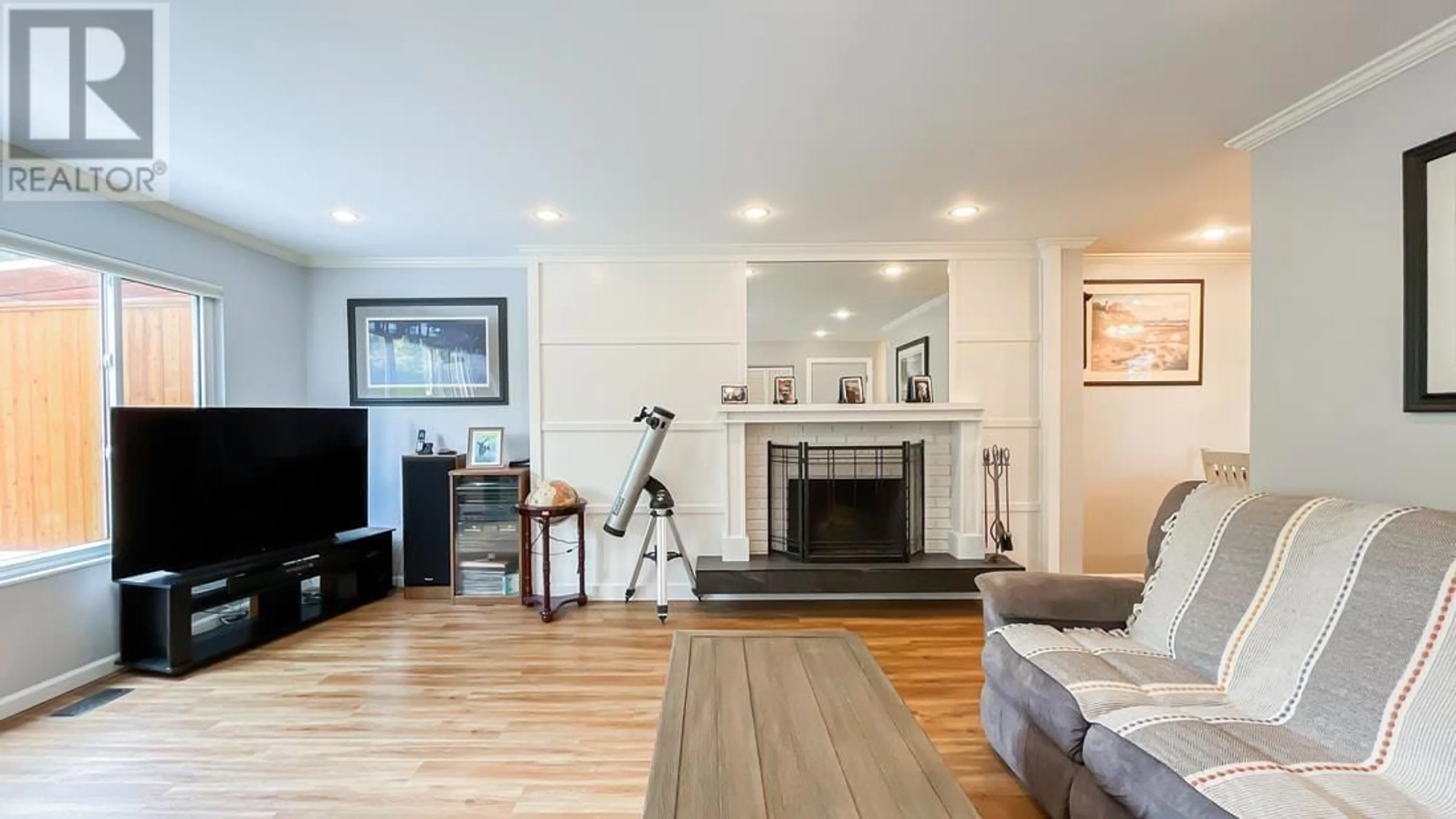 Living room with furniture, wood/laminate floor for 1364 UNA WAY, Port Coquitlam British Columbia V3C2V2