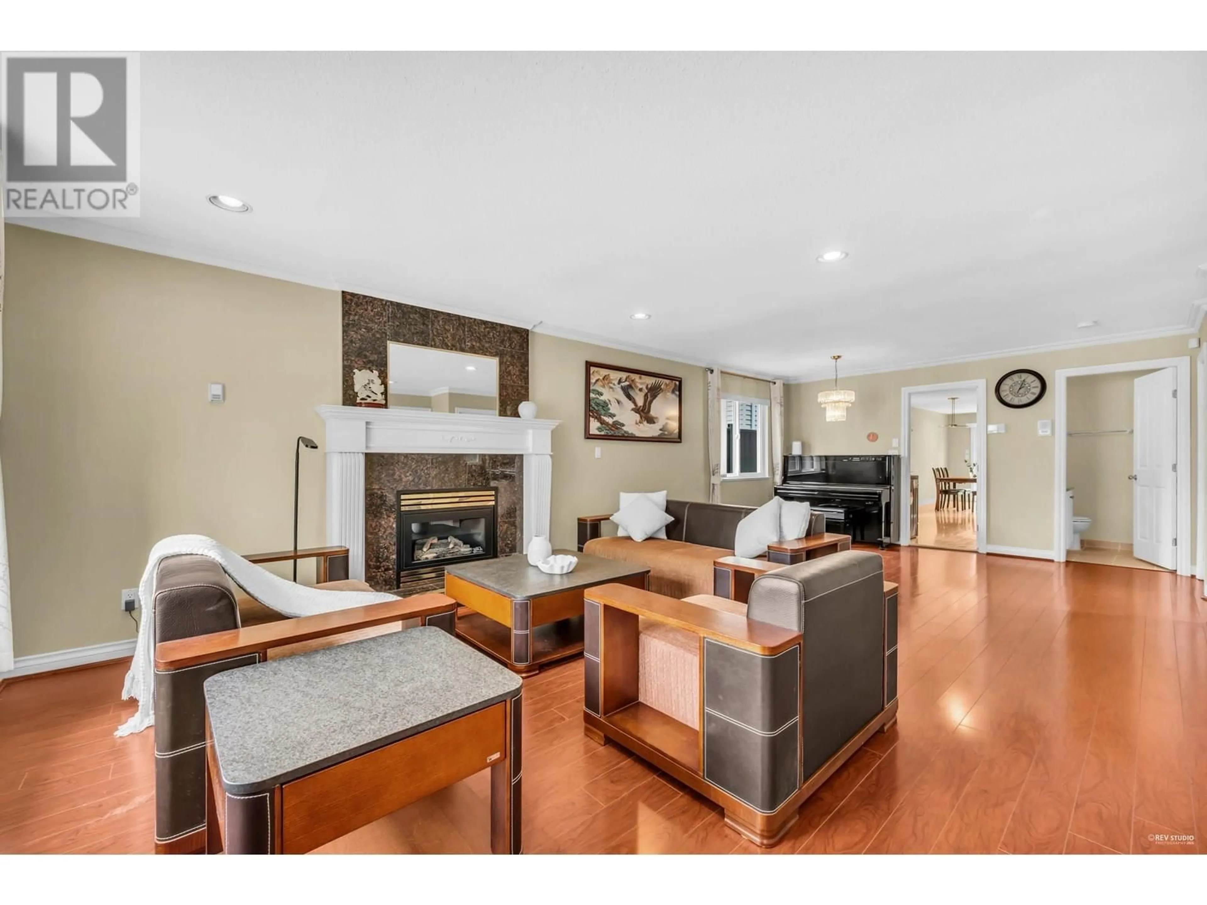 Living room with furniture, wood/laminate floor for 7222 16TH AVENUE, Burnaby British Columbia V3N1N5