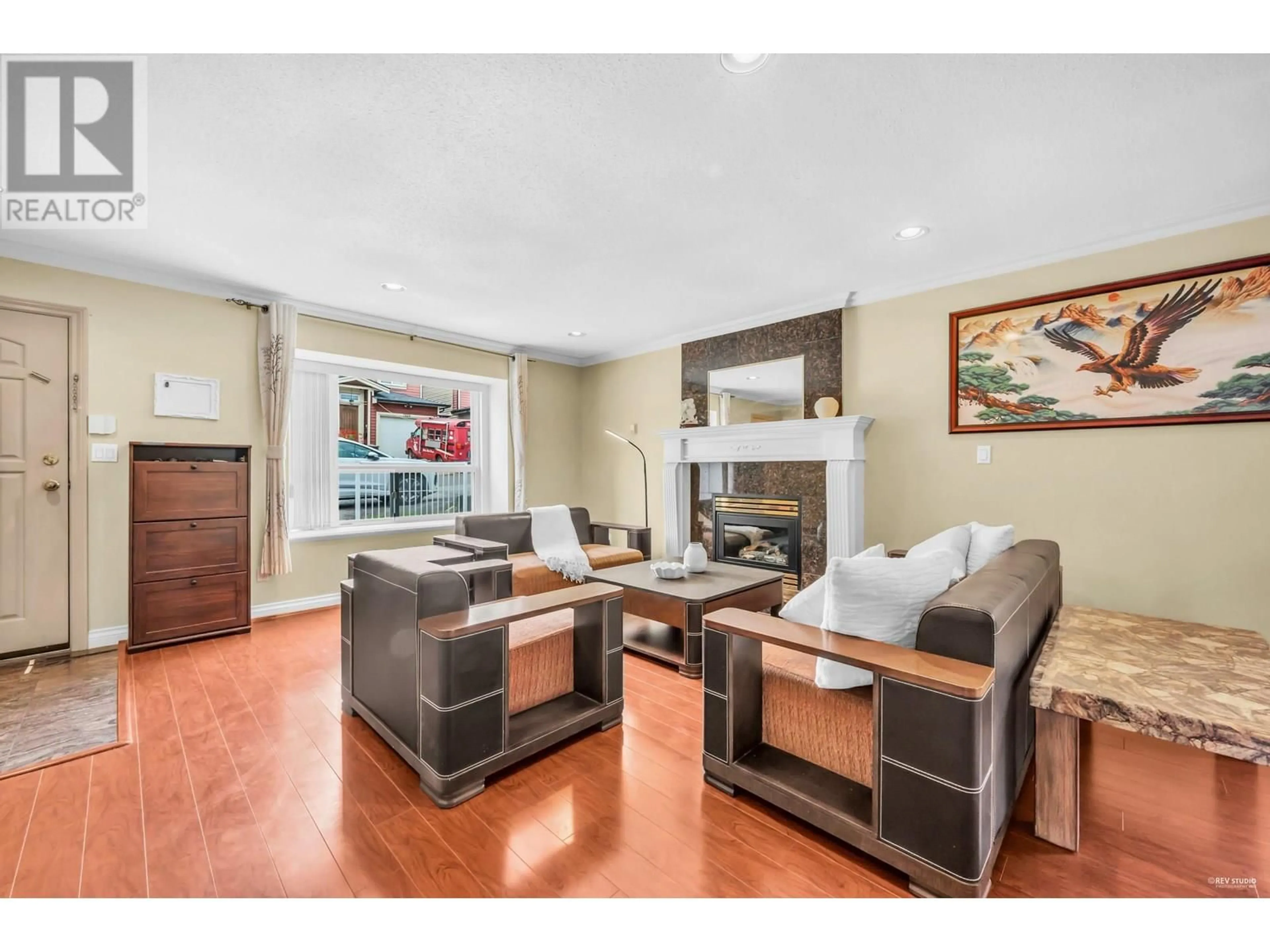 Living room with furniture, wood/laminate floor for 7222 16TH AVENUE, Burnaby British Columbia V3N1N5