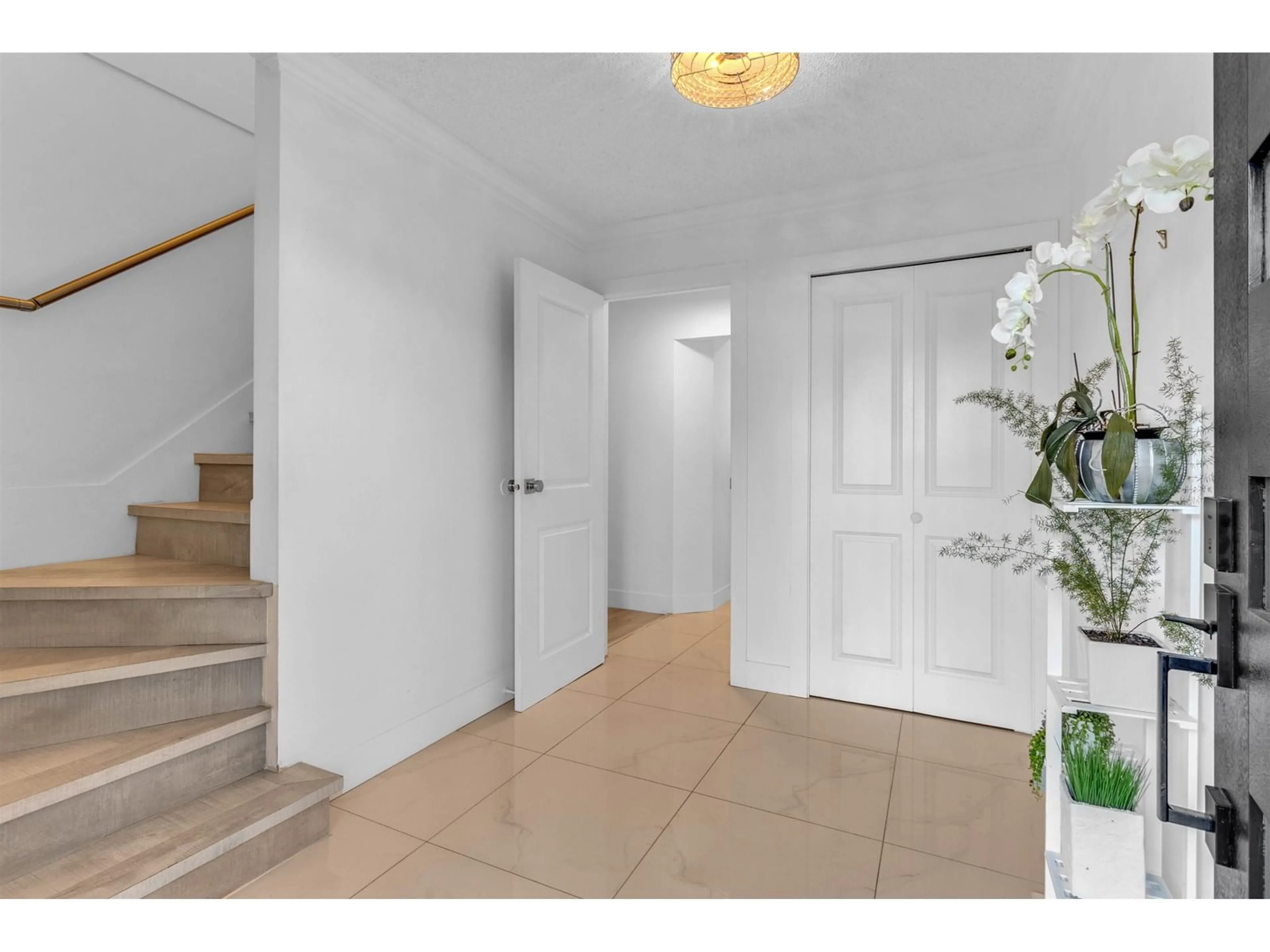 Indoor entryway for 11554 83A, Delta British Columbia V4C2J8