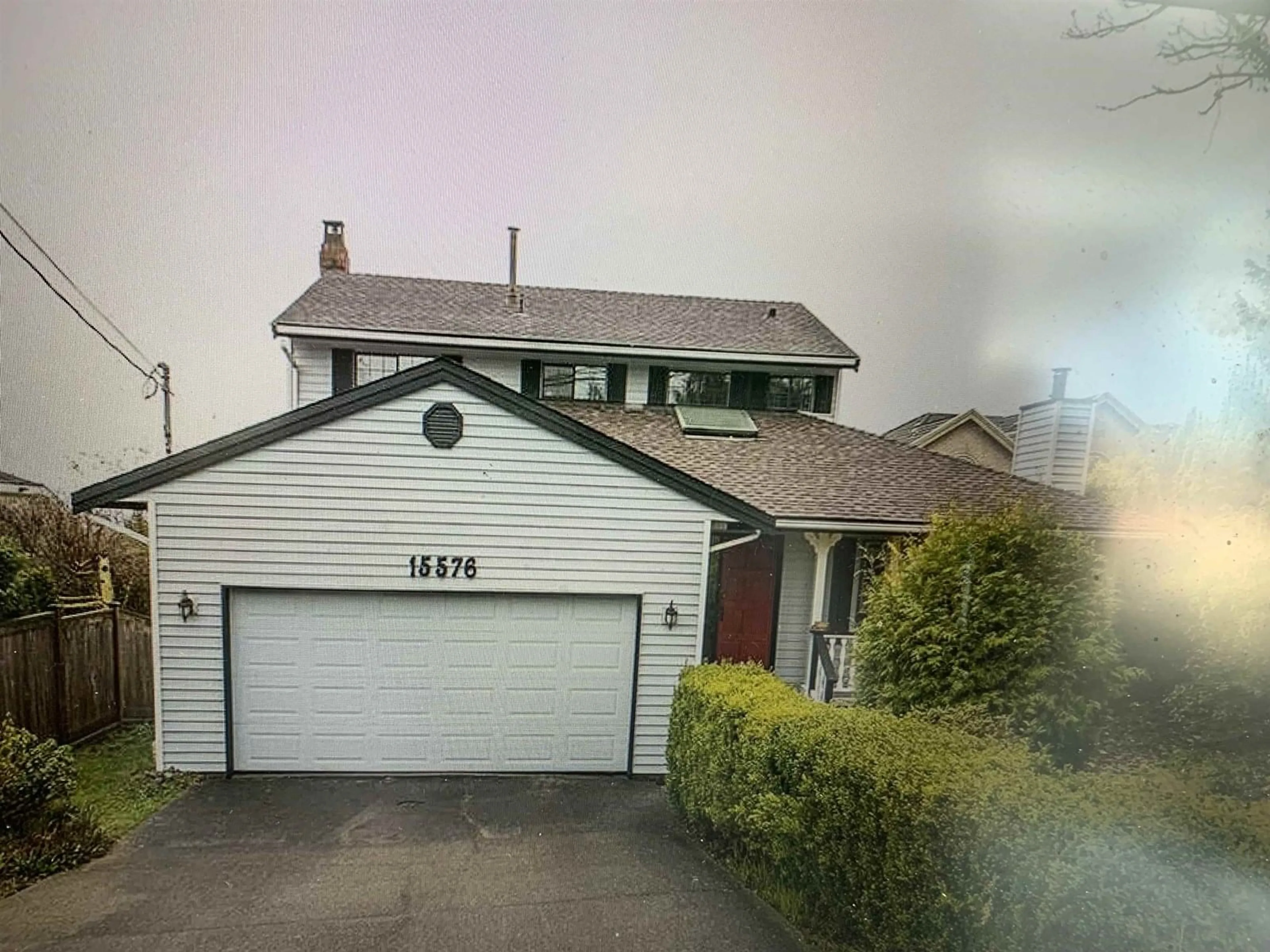 A pic from outside/outdoor area/front of a property/back of a property/a pic from drone, street for 15576 BUENA VISTA, White Rock British Columbia V4B1Z2