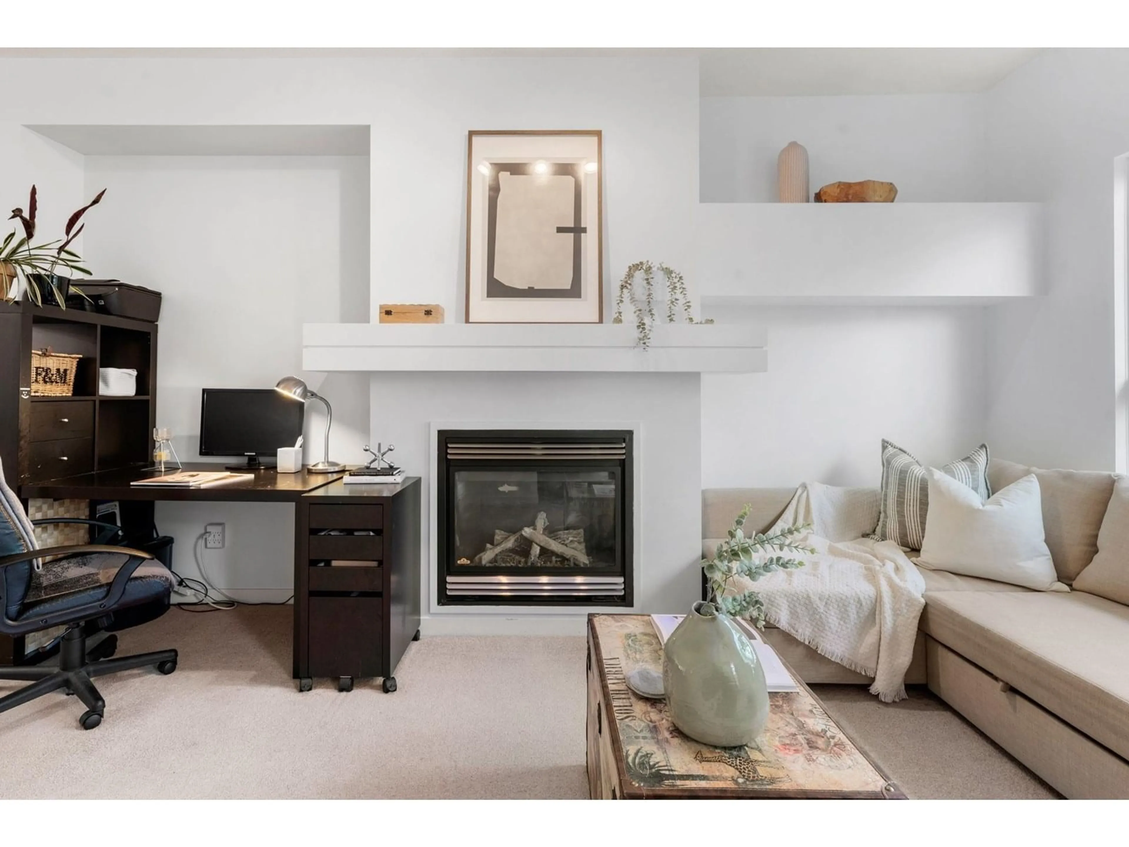 Living room with furniture, unknown for 10 - 15065 58, Surrey British Columbia V3S8Z5