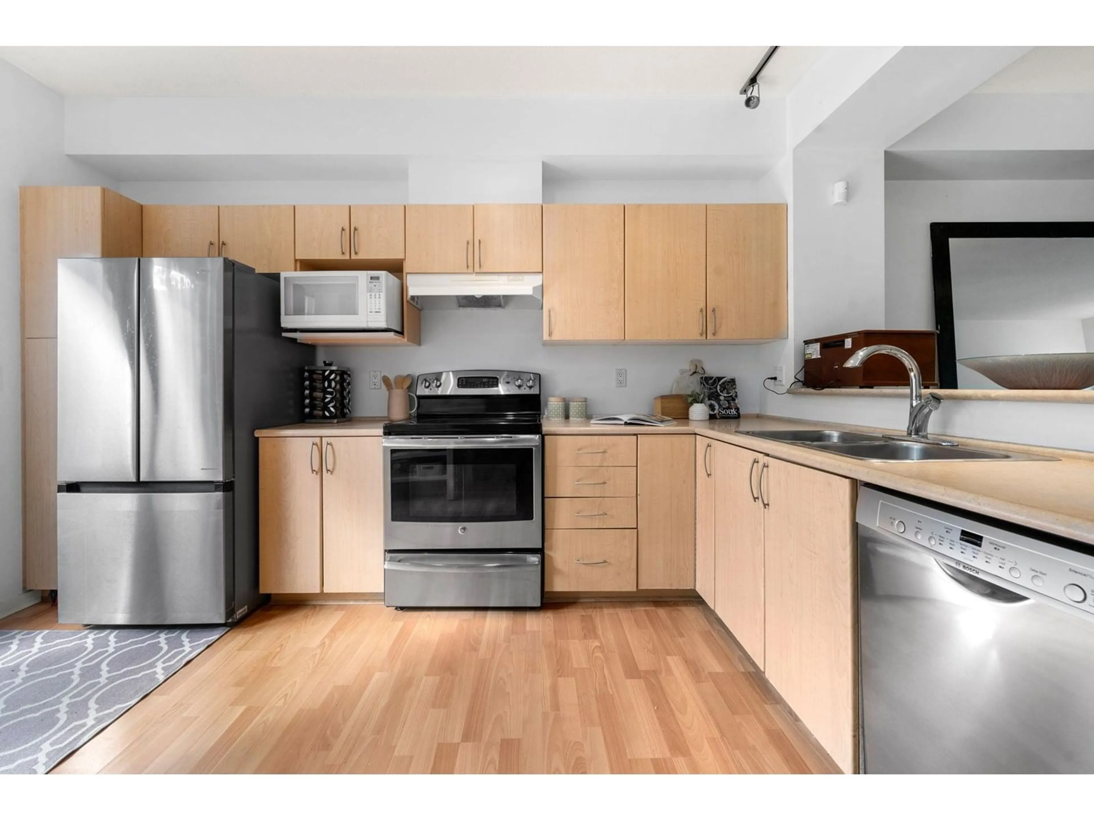Standard kitchen, wood/laminate floor for 10 - 15065 58, Surrey British Columbia V3S8Z5
