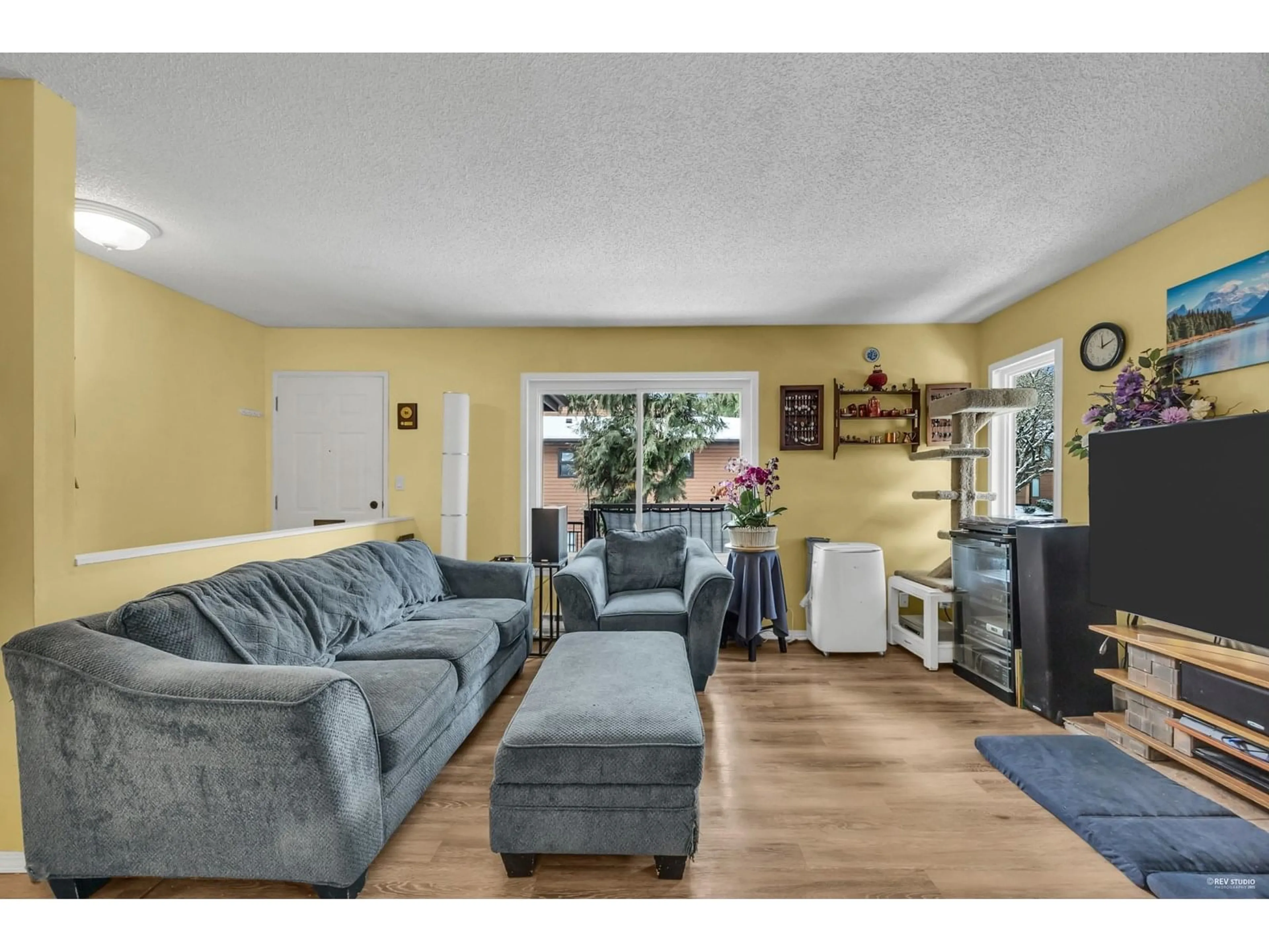 Living room with furniture, unknown for 1202 - 10620 150, Surrey British Columbia V3R7S1