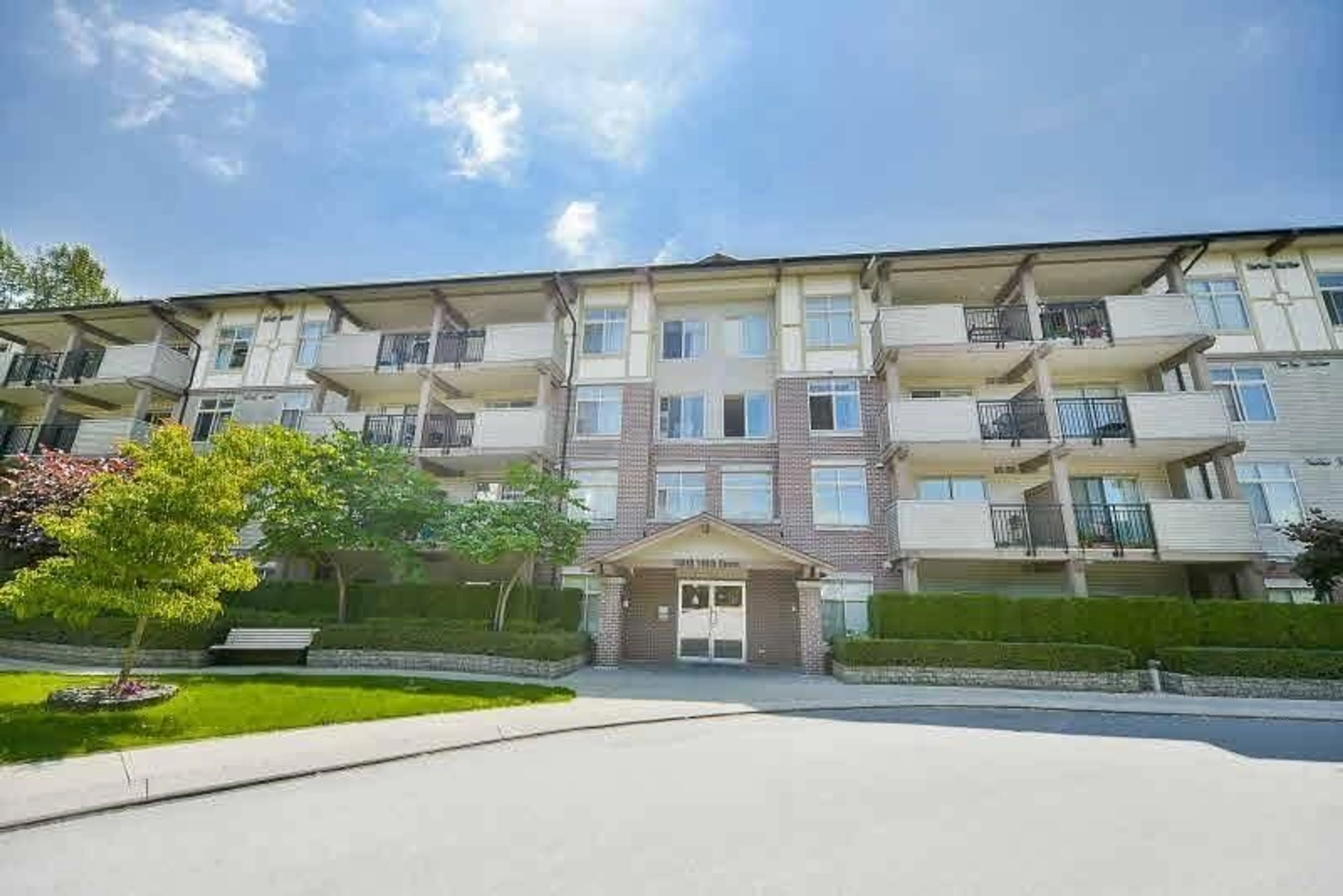 Patio, building for 311 - 10088 148, Surrey British Columbia V3R3M9