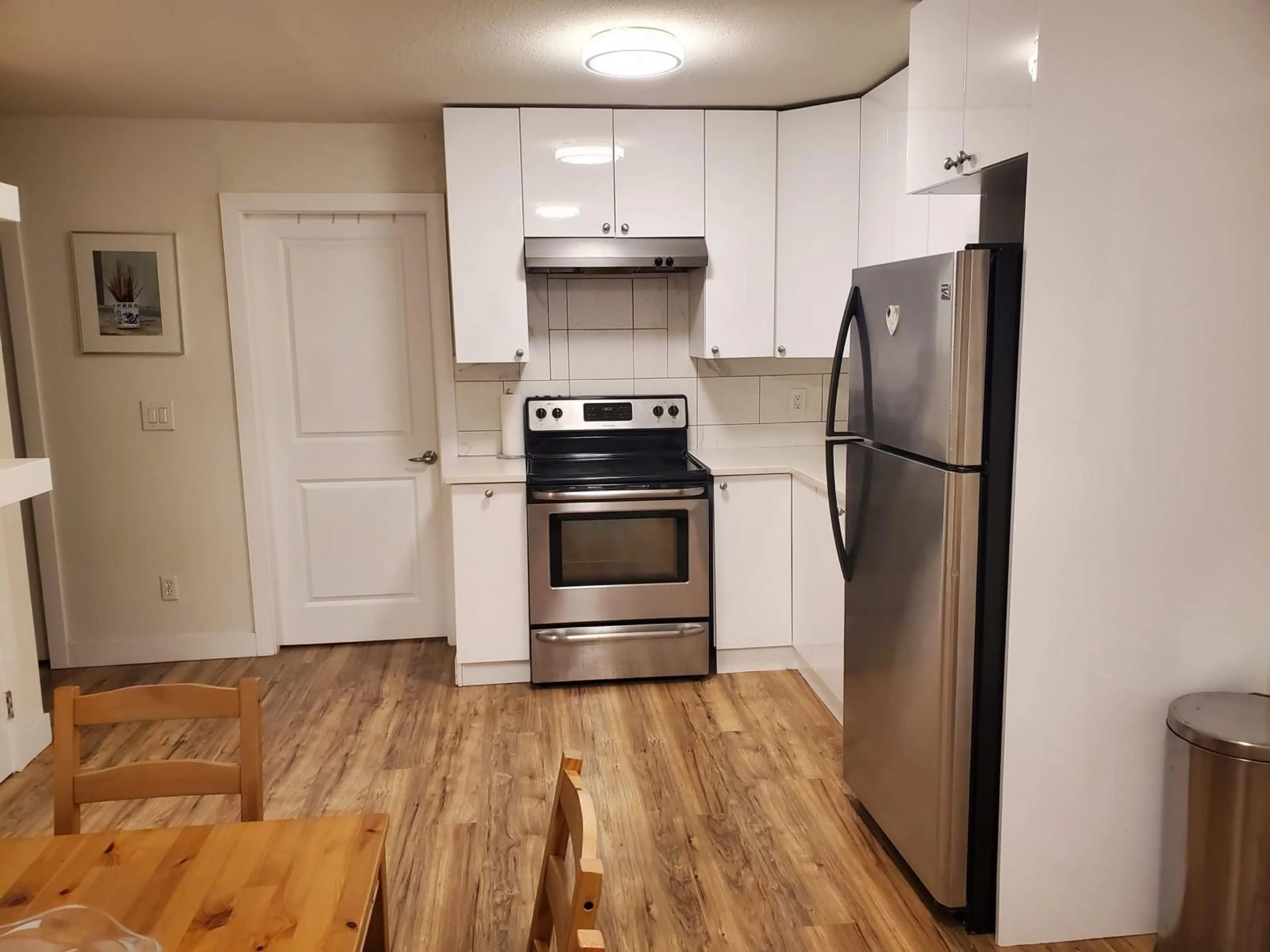 Standard kitchen, wood/laminate floor for 14741 MARINE, White Rock British Columbia V4B1B9
