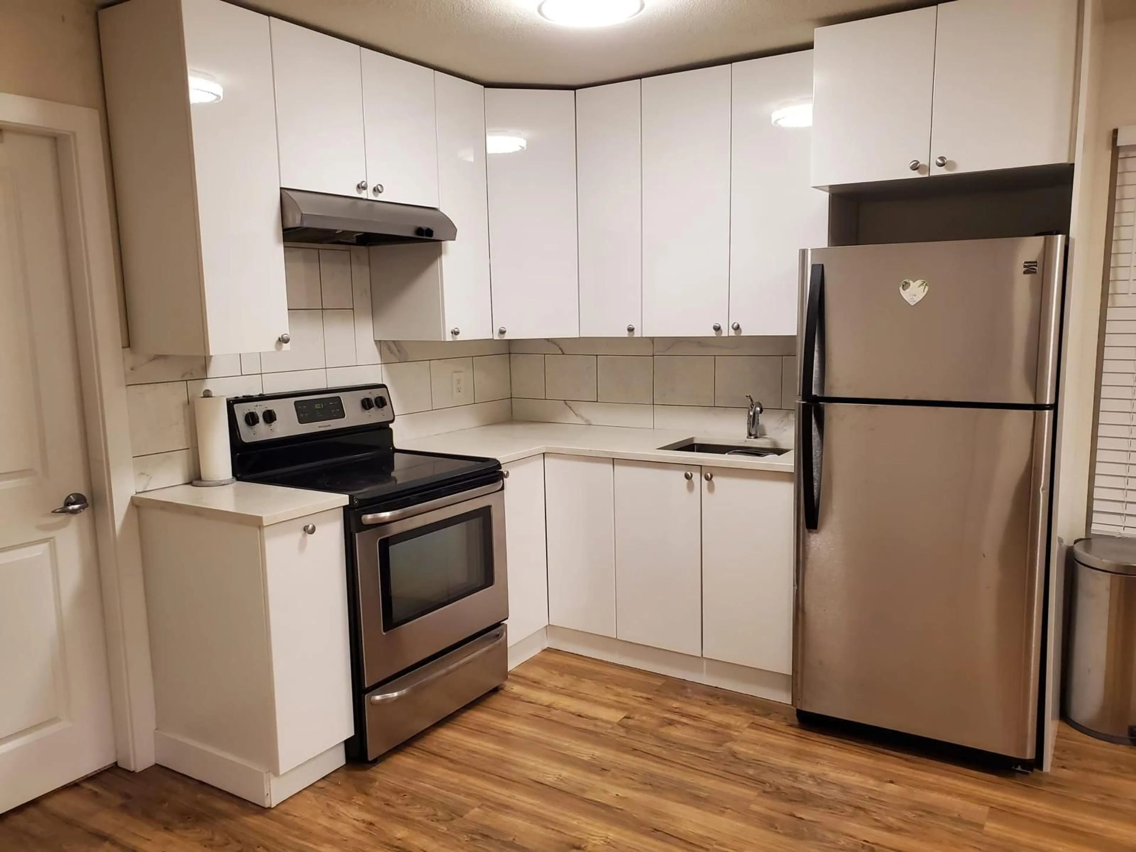 Standard kitchen, wood/laminate floor for 14741 MARINE, White Rock British Columbia V4B1B9