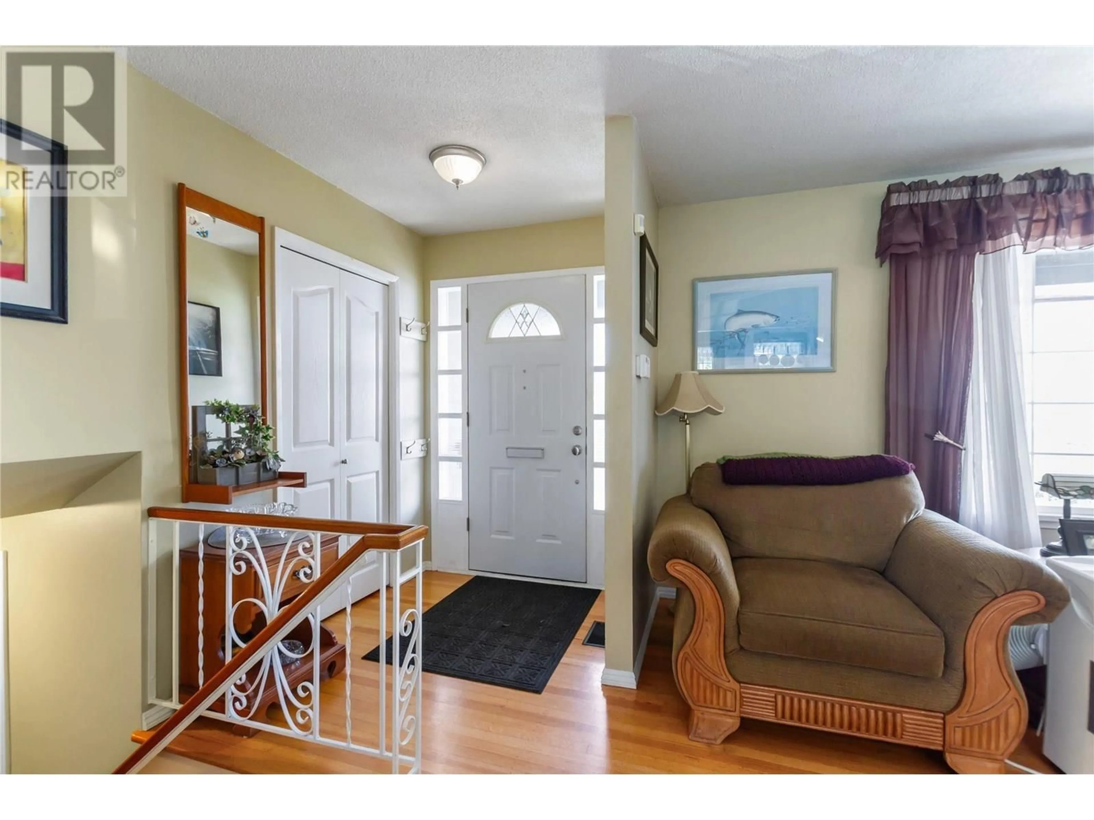 Indoor entryway for 1571 HAMMOND AVENUE, Coquitlam British Columbia V3K2P7
