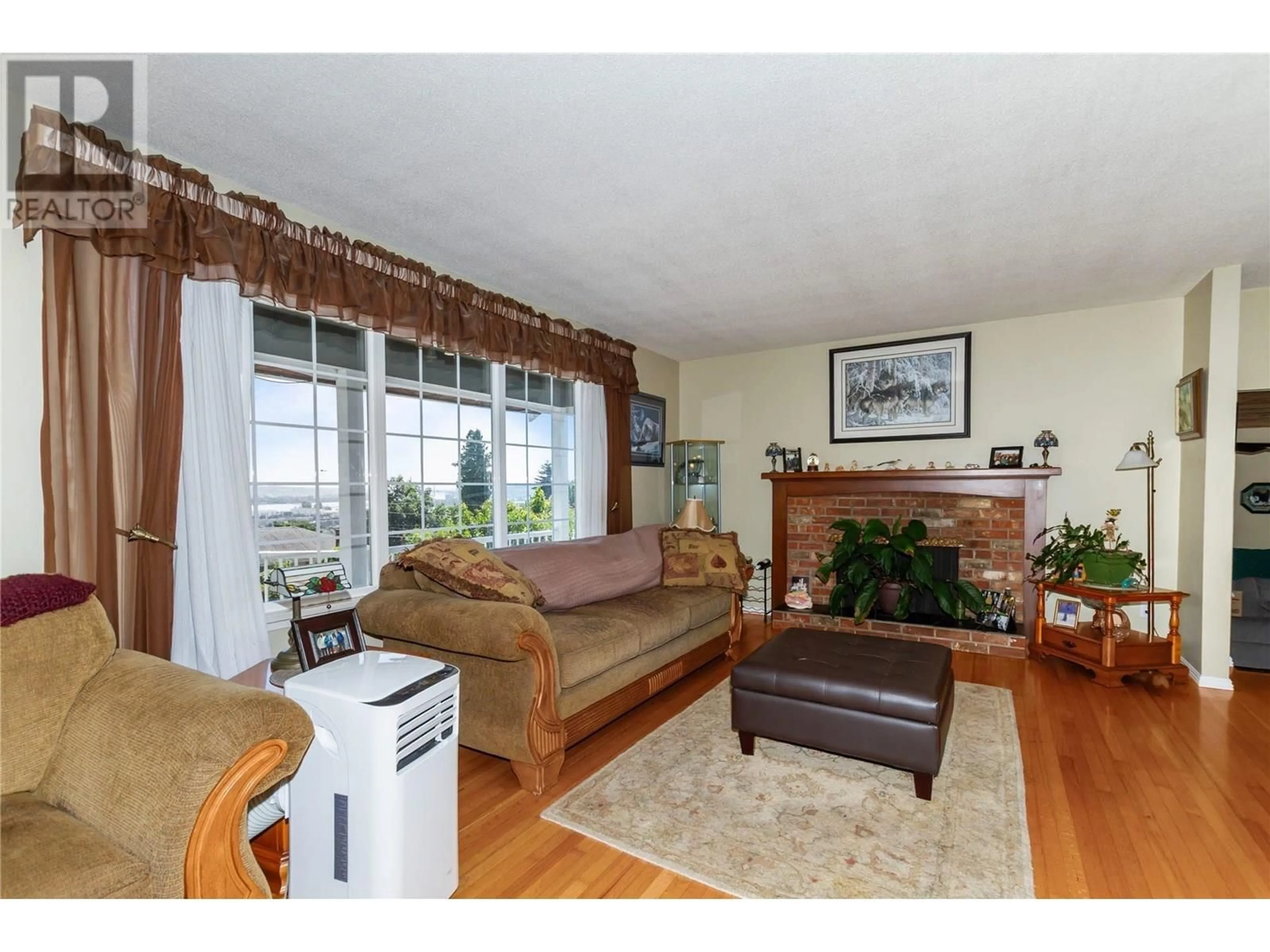 Living room with furniture, unknown for 1571 HAMMOND AVENUE, Coquitlam British Columbia V3K2P7