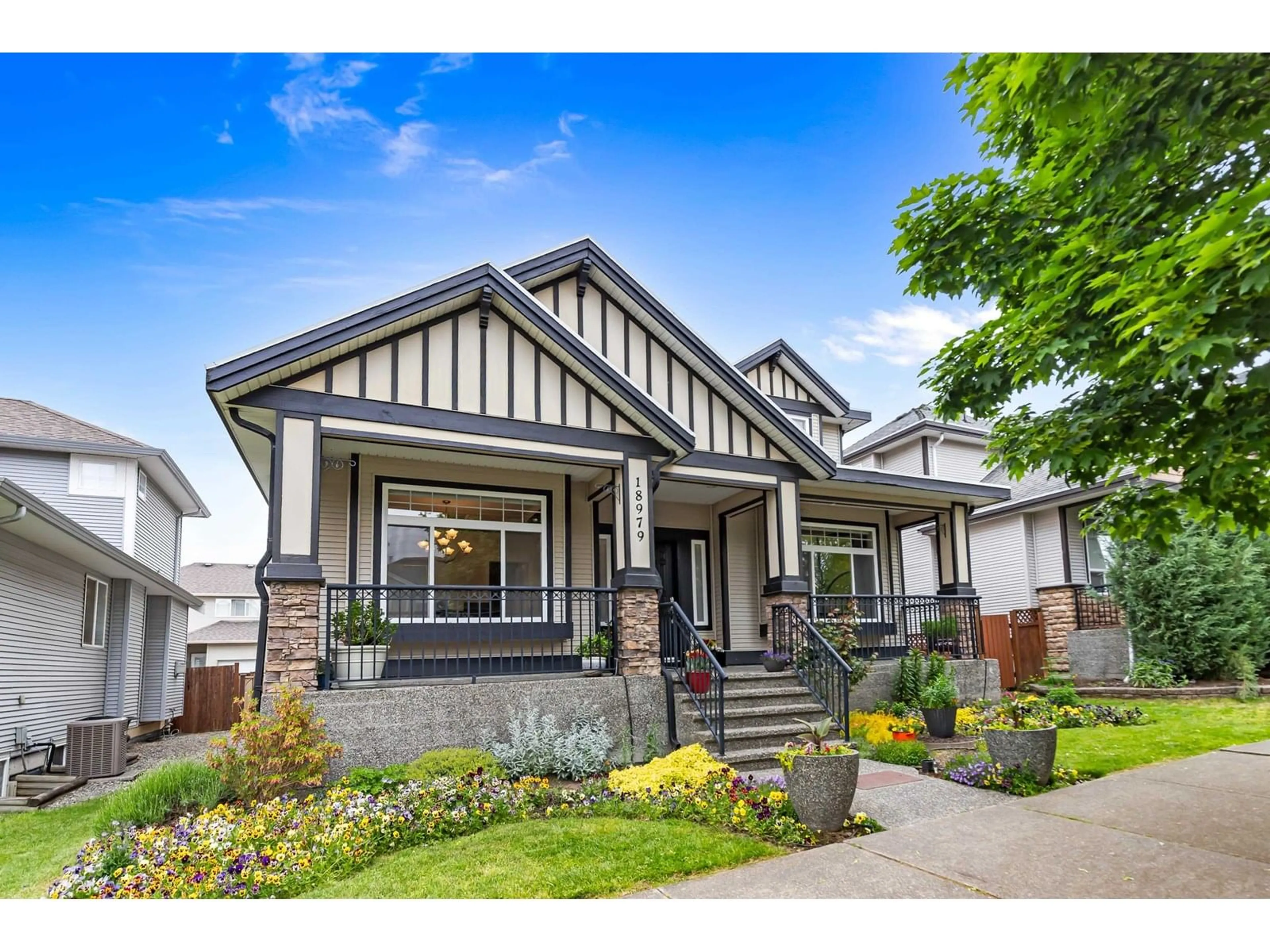 Home with vinyl exterior material, street for 18979 70, Surrey British Columbia V4N5K4