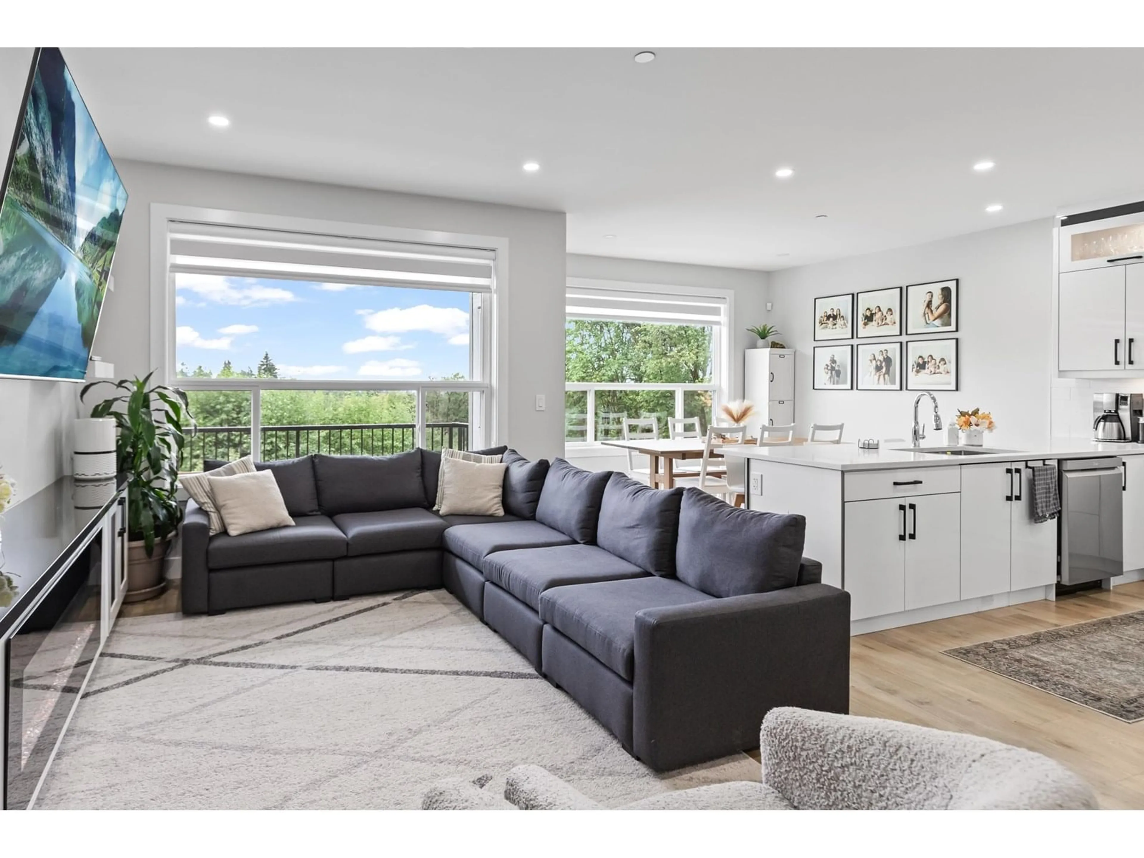Living room with furniture, unknown for 34012 BEST, Mission British Columbia V2V0J7