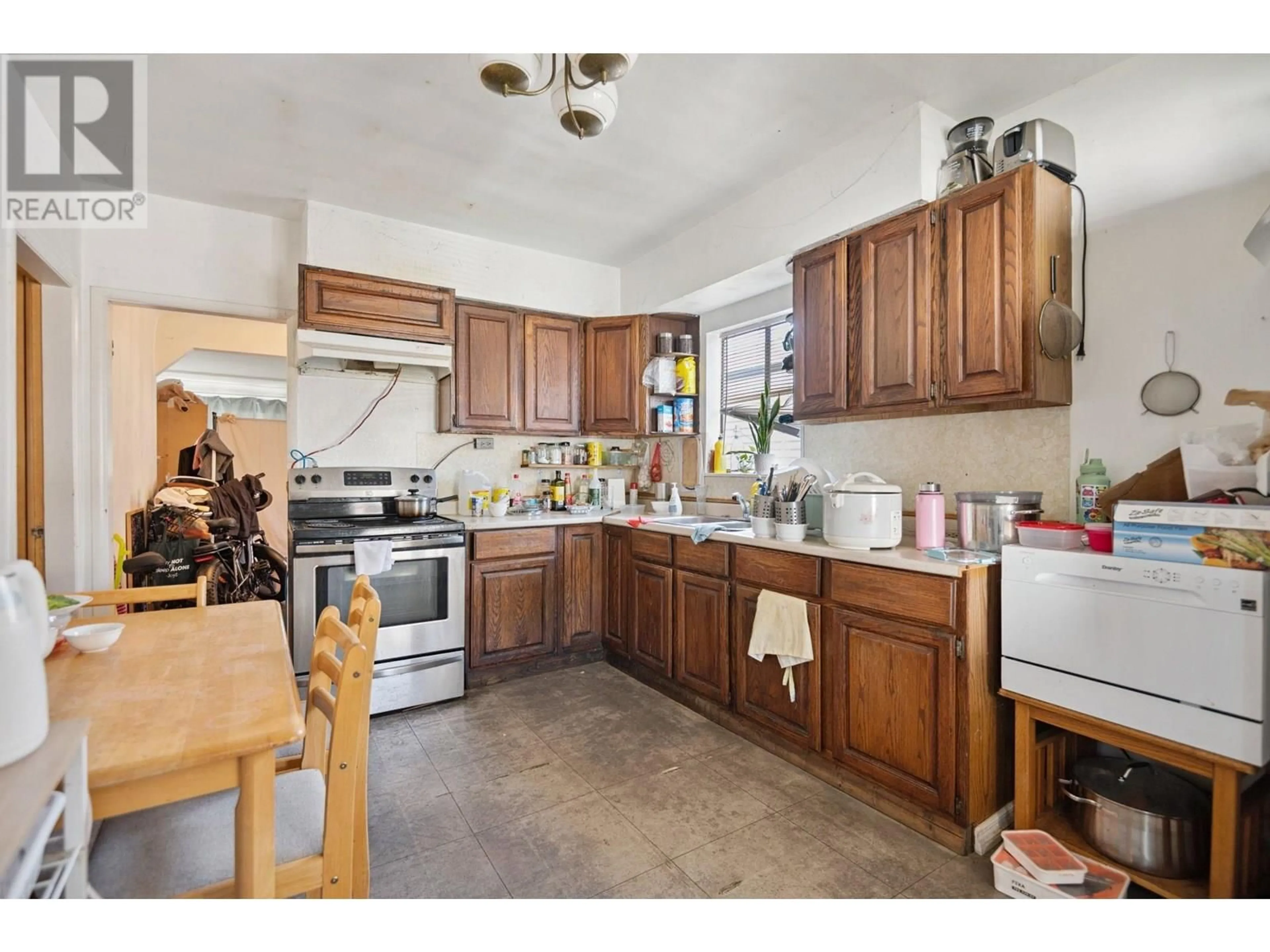 Standard kitchen, ceramic/tile floor for 4587 KNIGHT STREET, Vancouver British Columbia V5N3M8