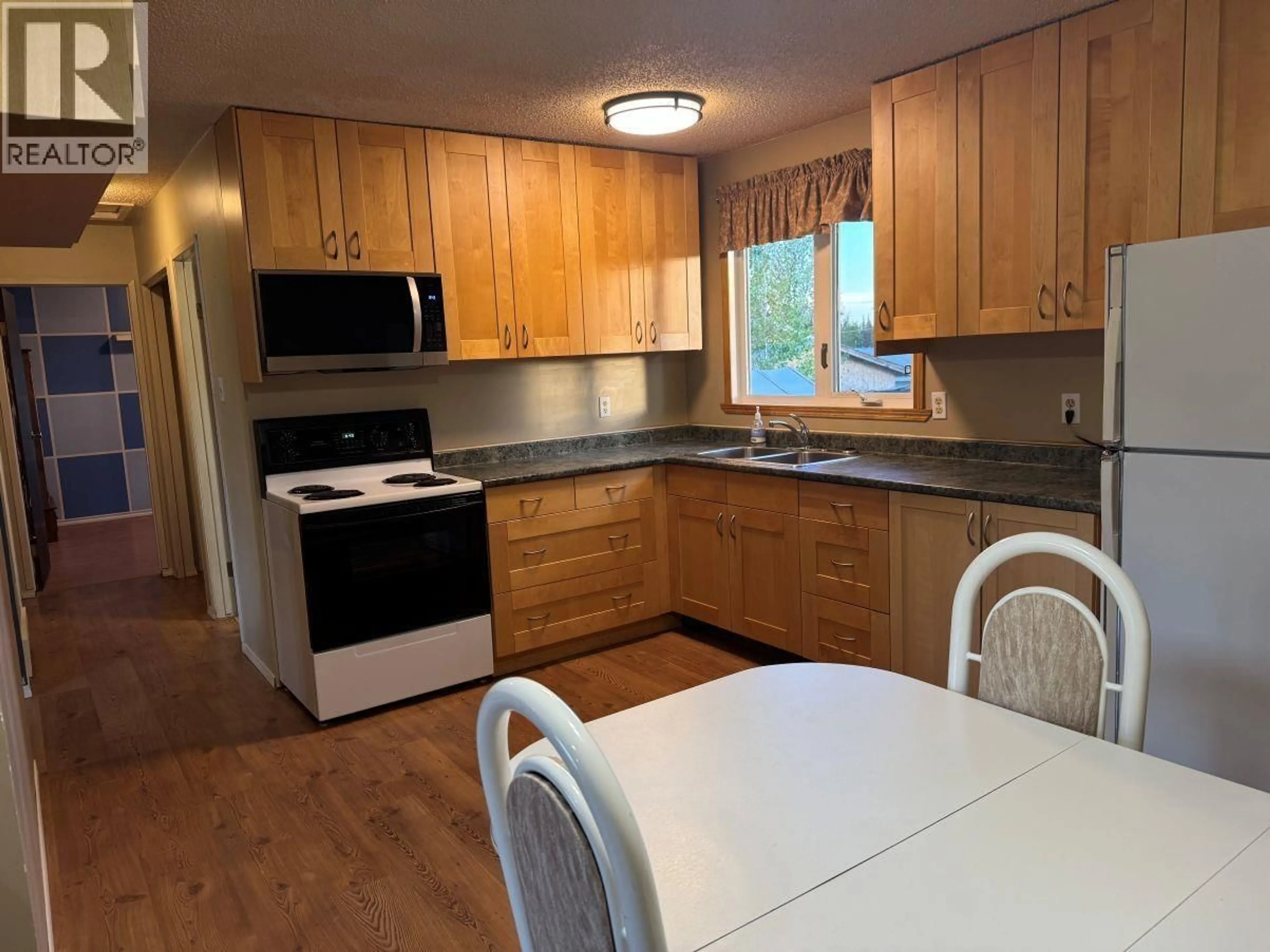 Standard kitchen, wood/laminate floor for 18 MUNRO CRESCENT, Mackenzie British Columbia V0J2C0