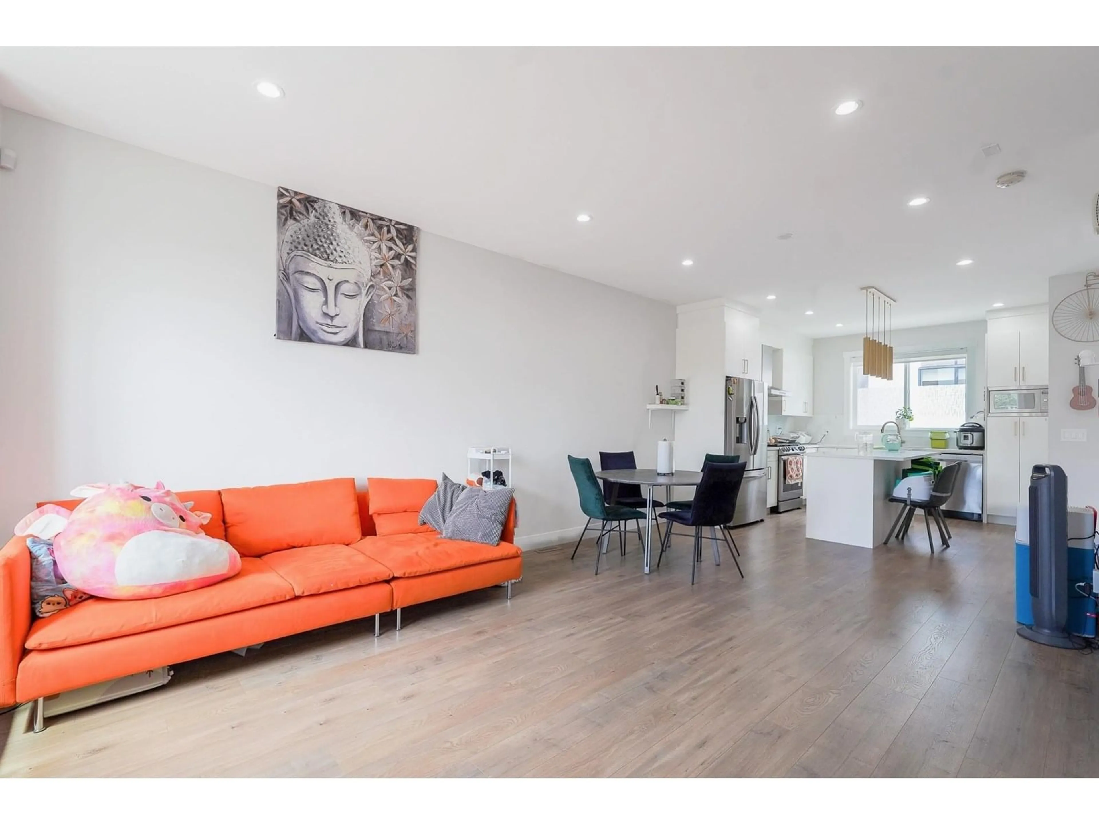 Living room with furniture, wood/laminate floor for 10 - 1639 162, Surrey British Columbia V4A4Y1