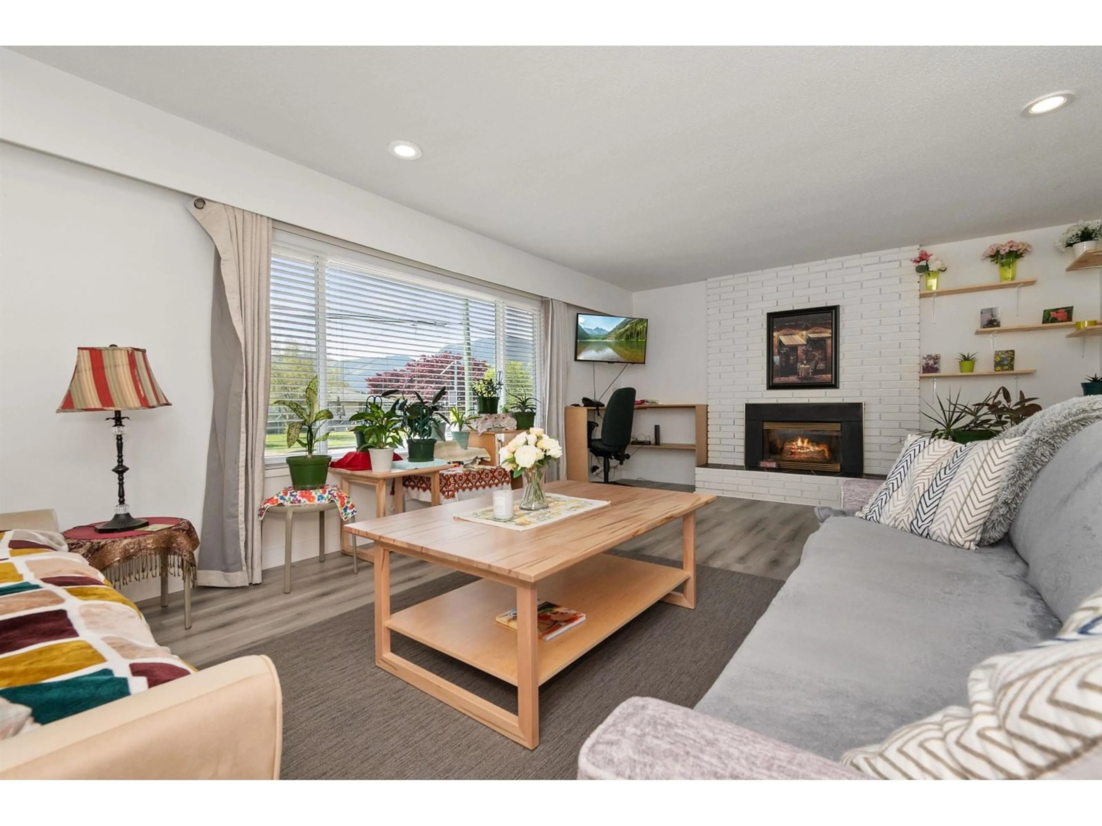 Living room with furniture, unknown for 1550 VIMY ROAD, Agassiz British Columbia V0M1A0