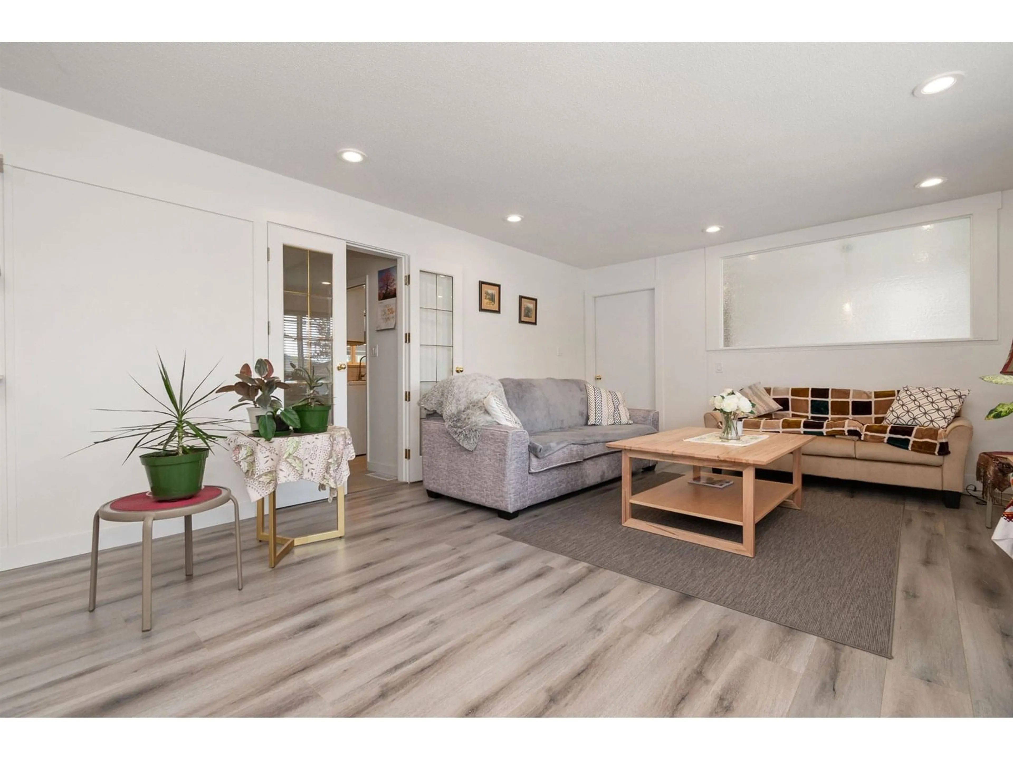 Living room with furniture, wood/laminate floor for 1550 VIMY ROAD, Agassiz British Columbia V0M1A0