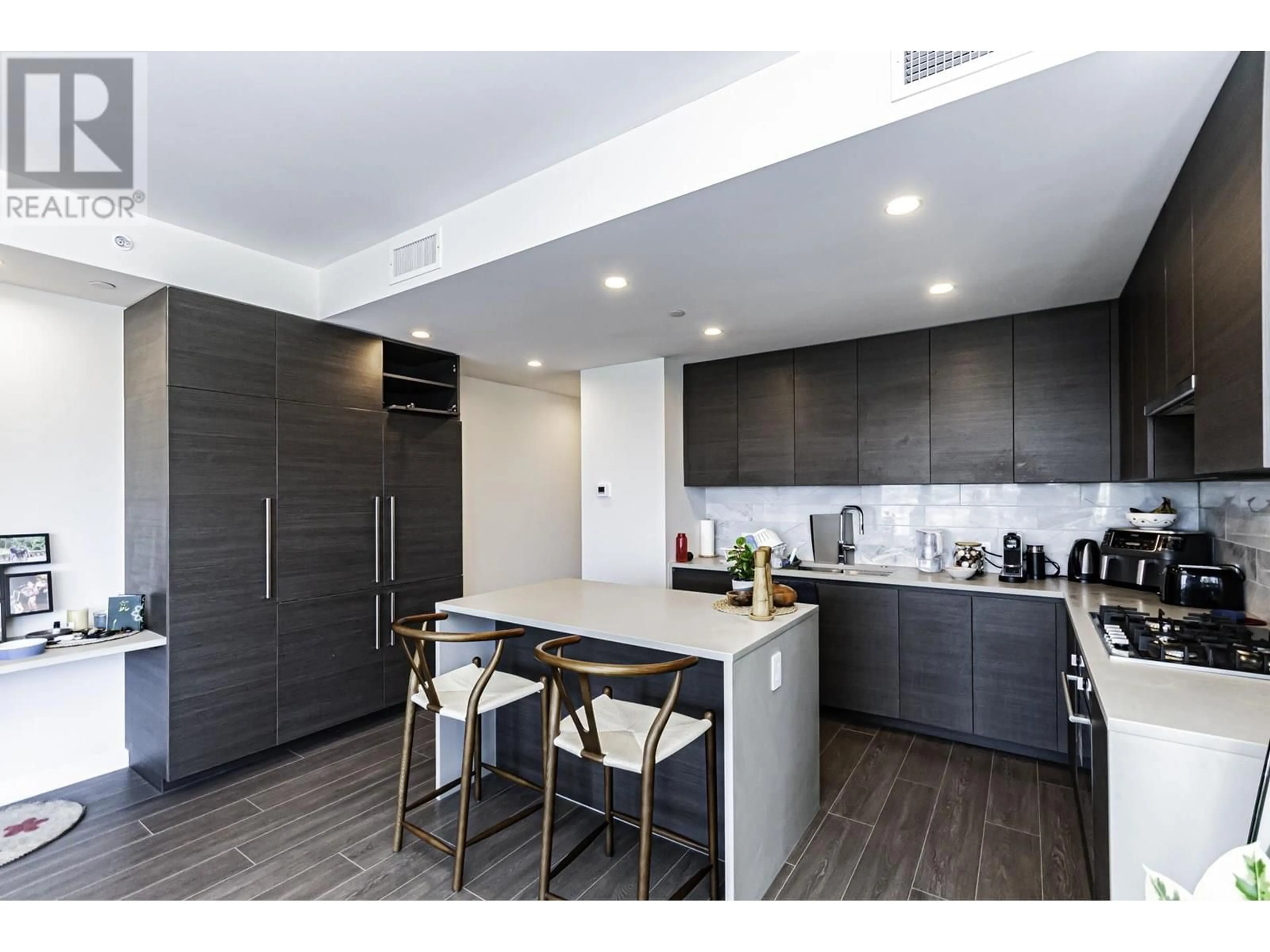 Contemporary kitchen, unknown for 2002 - 2186 GILMORE AVENUE, Burnaby British Columbia V5C0N7