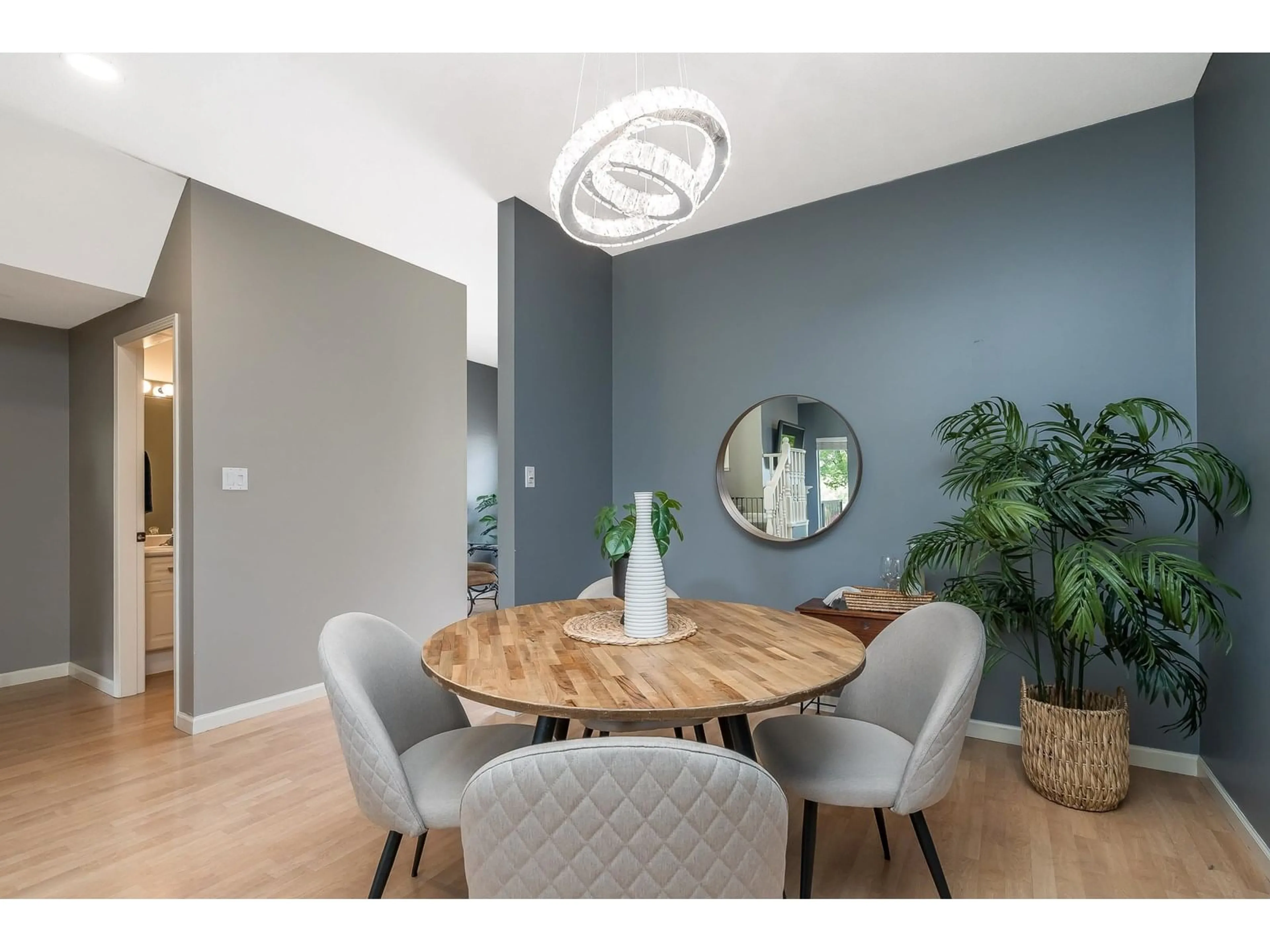 Dining room, wood/laminate floor for 15411 RUSSELL, White Rock British Columbia V4B2R5