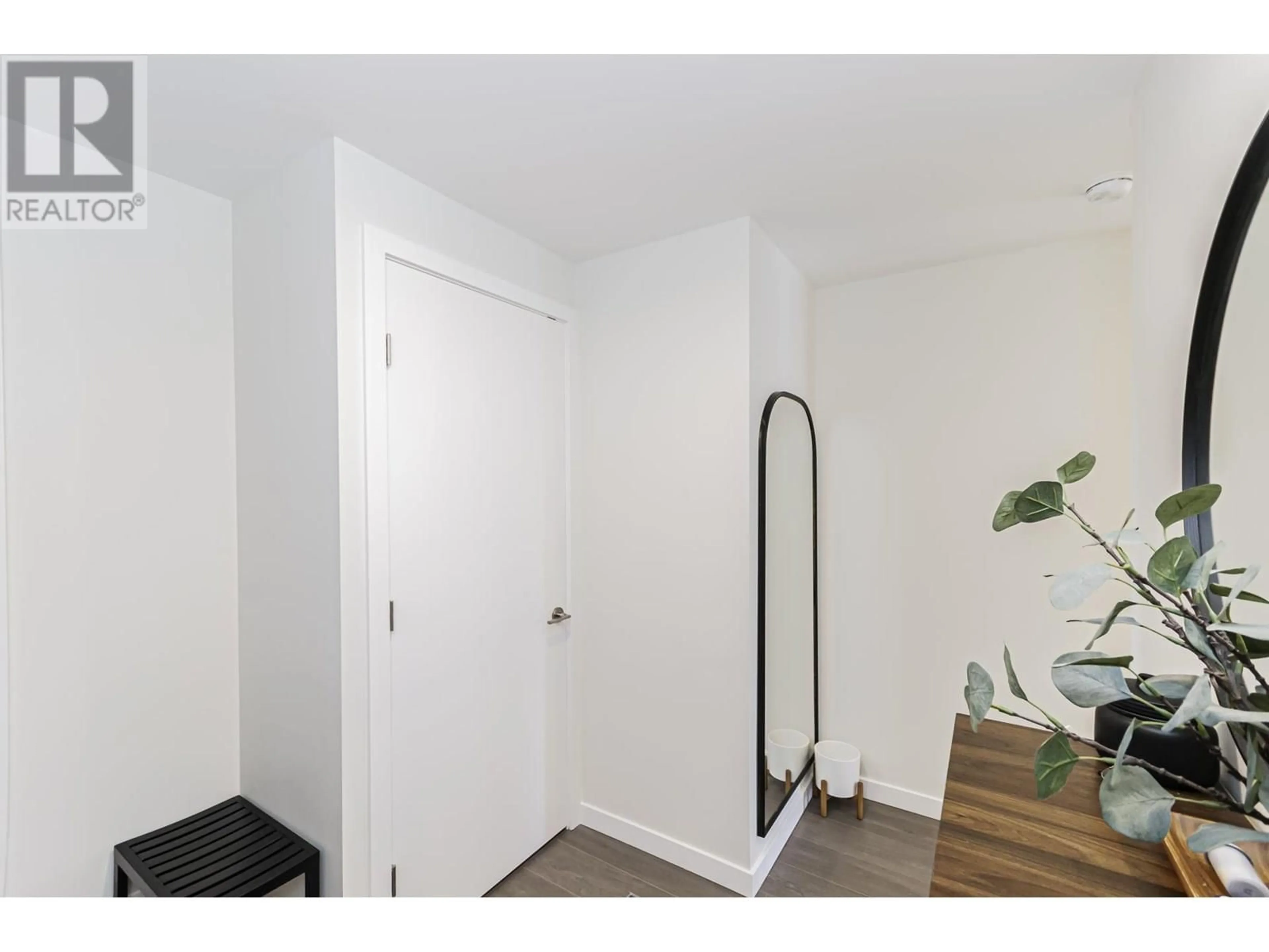 Indoor entryway for 2008 - 2186 GILMORE AVENUE, Burnaby British Columbia V5C0N7